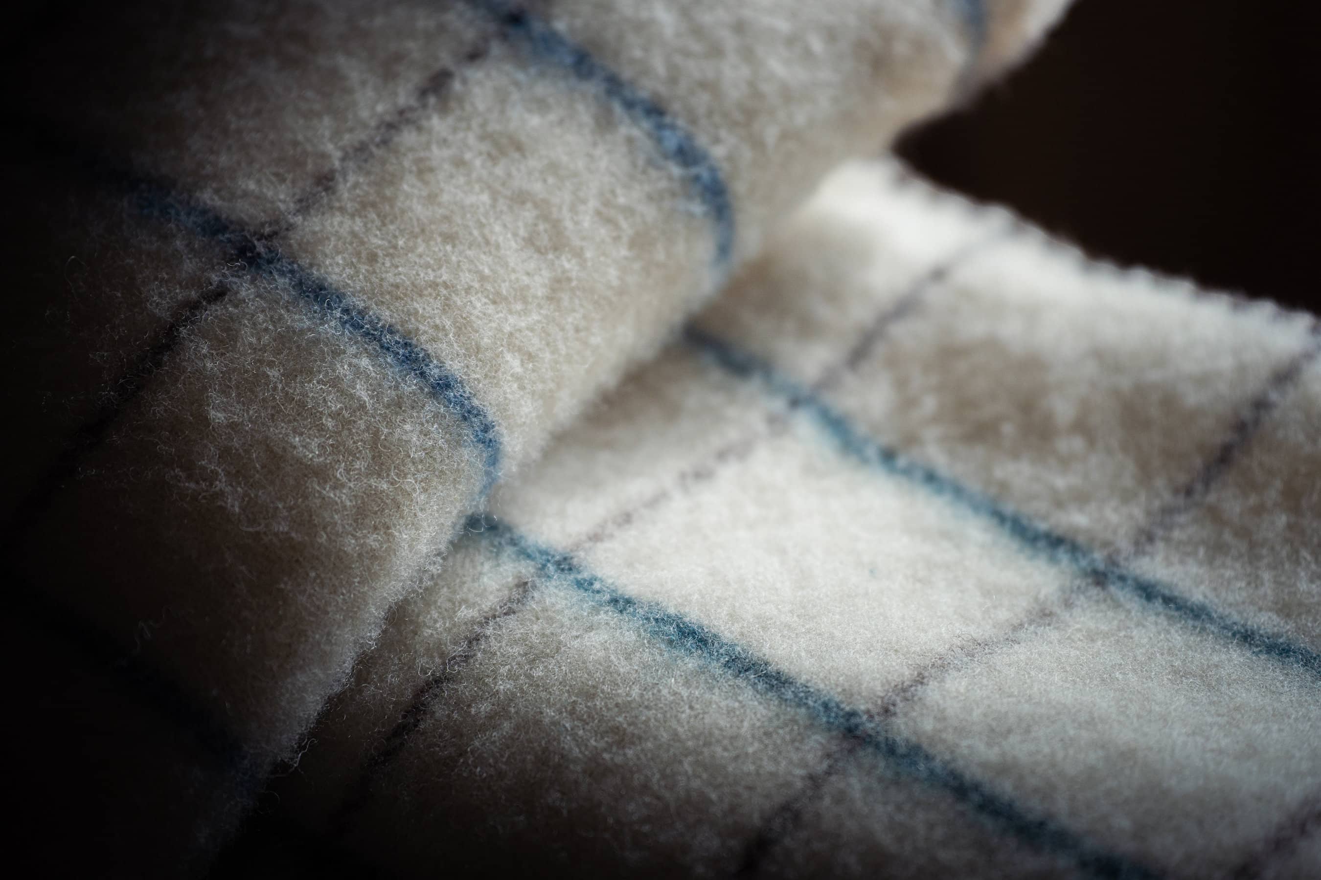 Plaid couverture vintage en 100% laine naturelle des Pyrénées, dimension 130x170, artisanat made in france, blanc écru, à carreaux, avec rayures bleues majorelle et marrons brun.