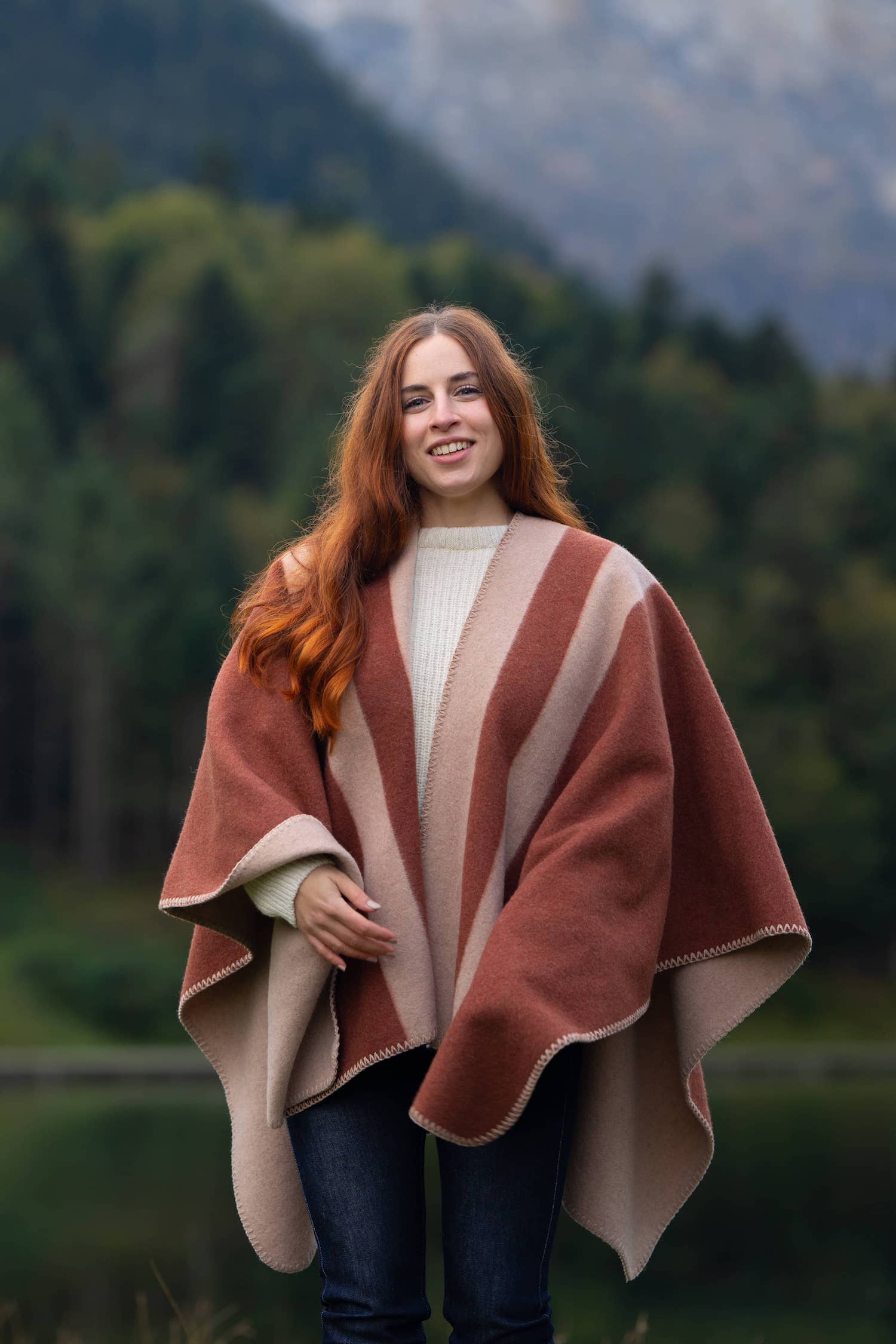 Cape poncho réversible rayée femme éthique et responsable, en laine recyclée, made in France, cognac rouge brique rouille et beige ficelle, maison izard