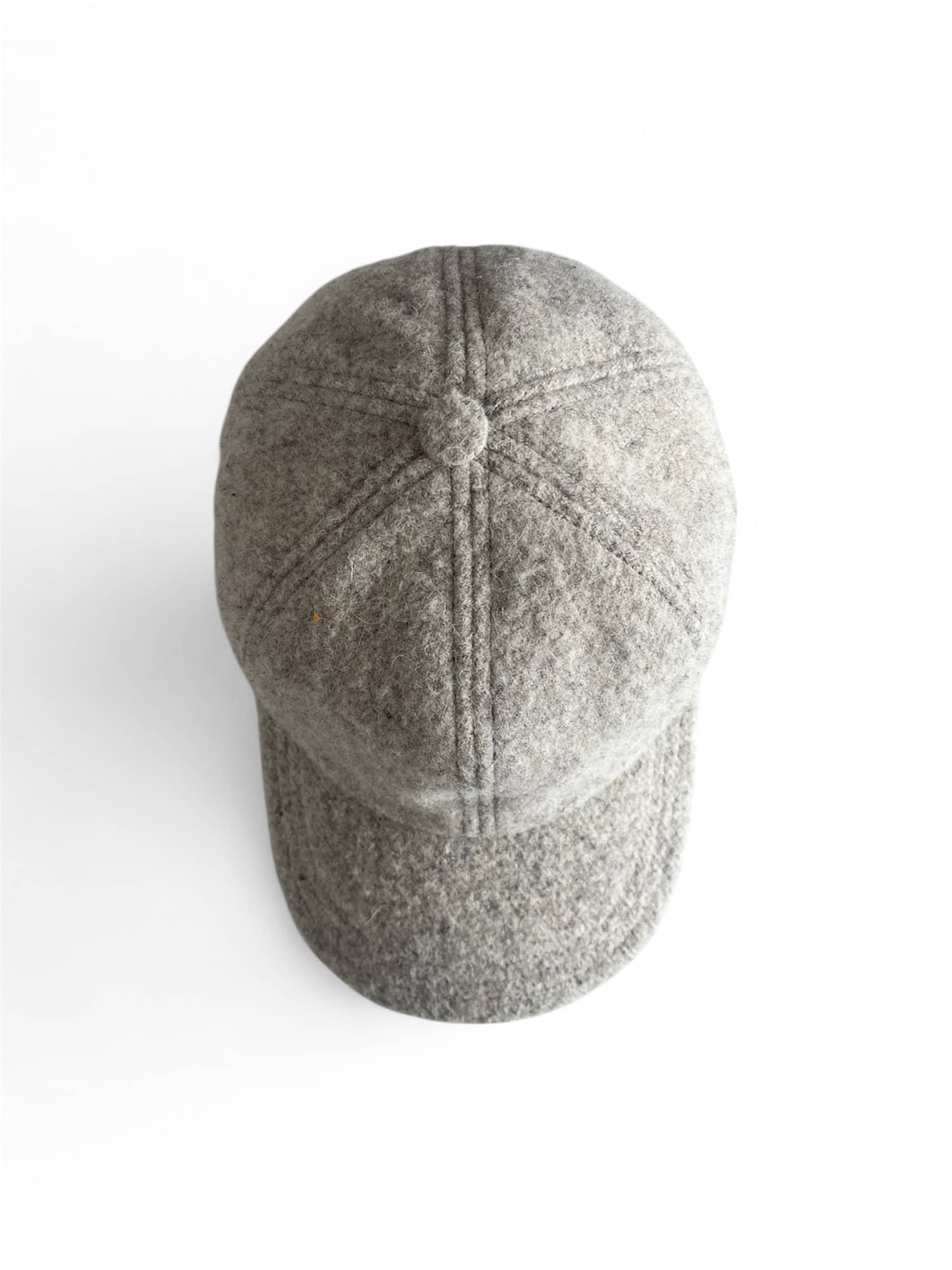 Casquette d'hiver mixte, en taille unique réglable, en laine naturelle des Pyrénées gris clair, artisanat made in france.