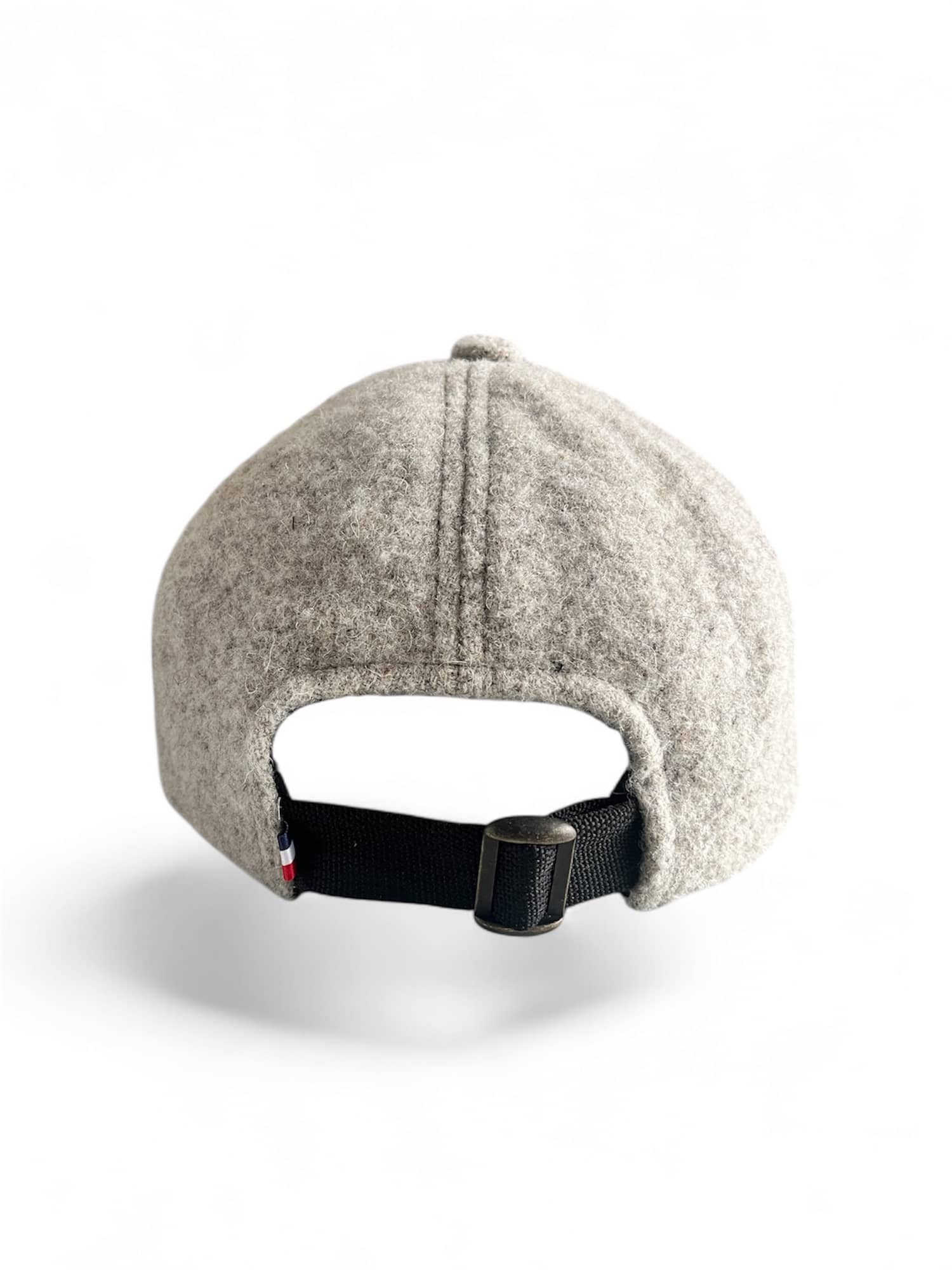 Casquette d'hiver mixte, en taille unique réglable, en laine naturelle des Pyrénées gris clair, artisanat made in france.