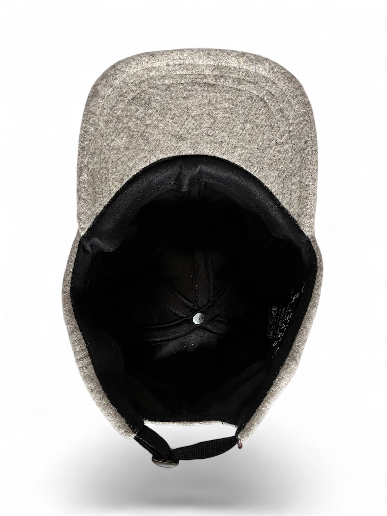 Casquette d'hiver mixte, en taille unique réglable, en laine naturelle des Pyrénées gris clair, artisanat made in france.