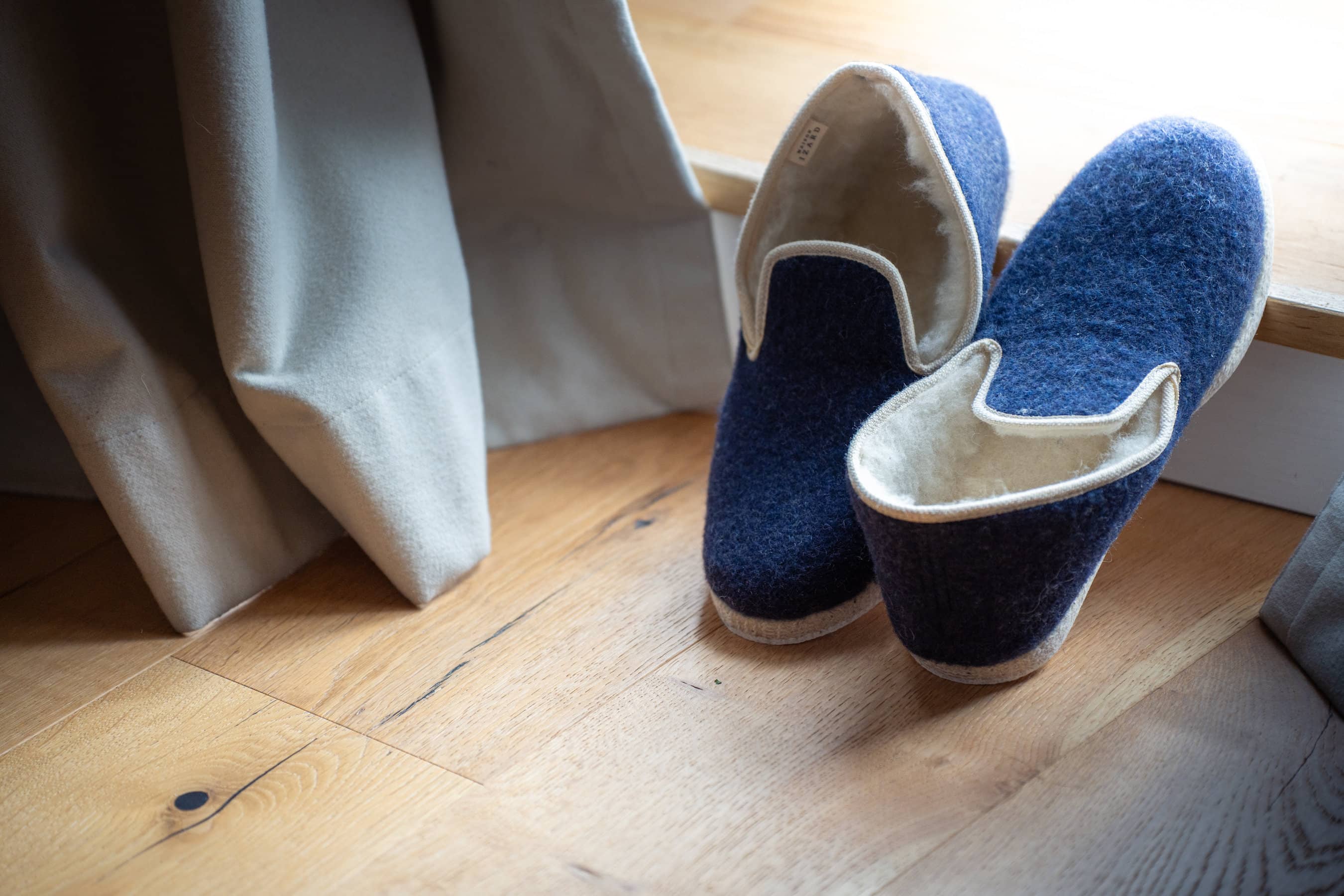 Véritables charentaises mixte en 100% laine naturelle française, bleu marine, écru, made in france, maison izard x Rivalin