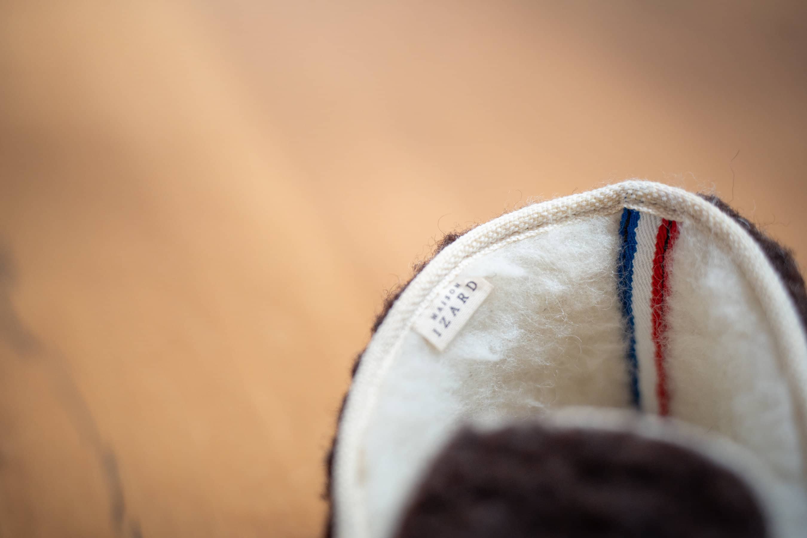 Véritables charentaises mixte en 100% laine naturelle française,toison mouton marron brun et écru, made in france, maison izard x Rivalin