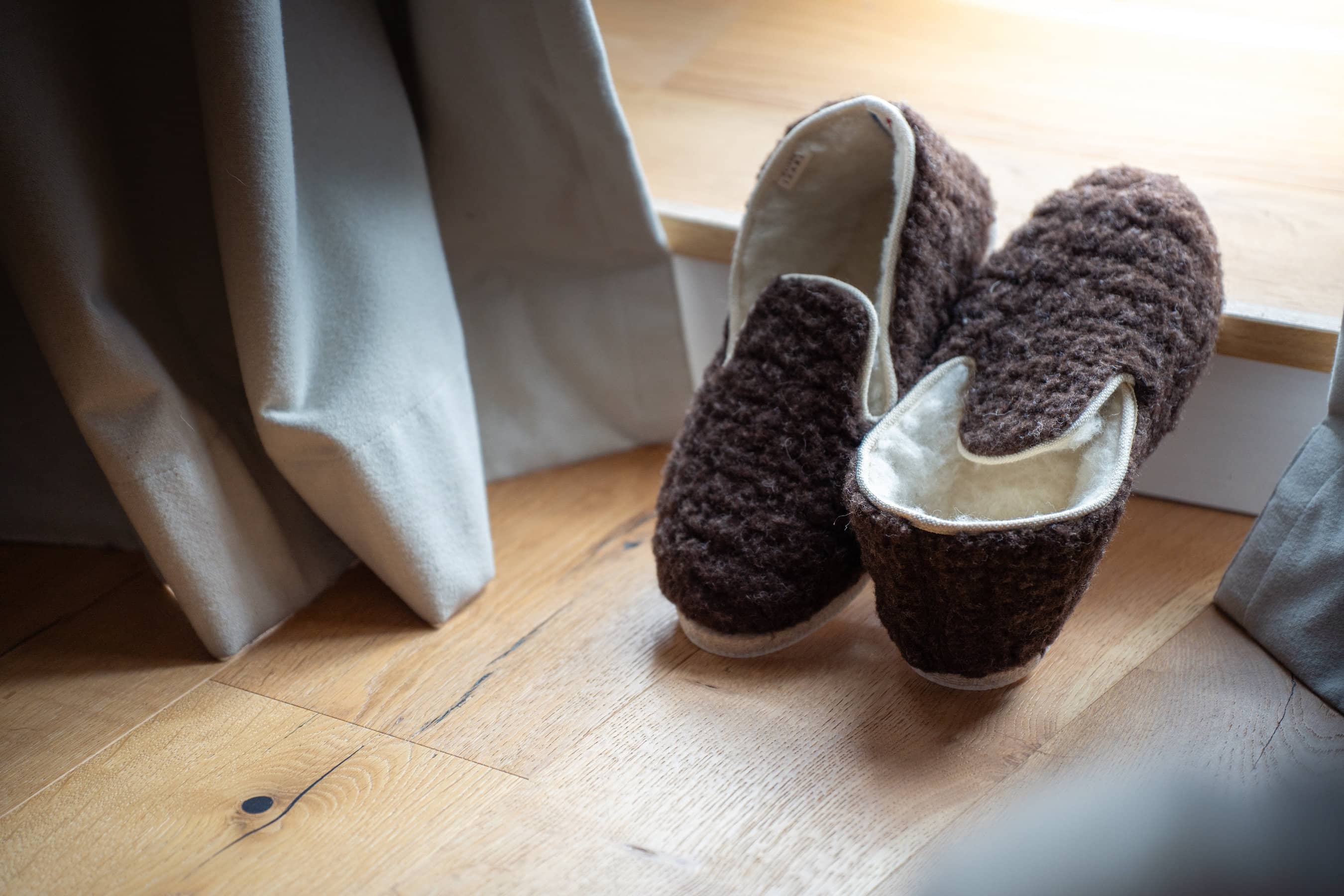 Véritables charentaises mixte en 100% laine naturelle française,toison mouton marron brun et écru, made in france, maison izard x Rivalin