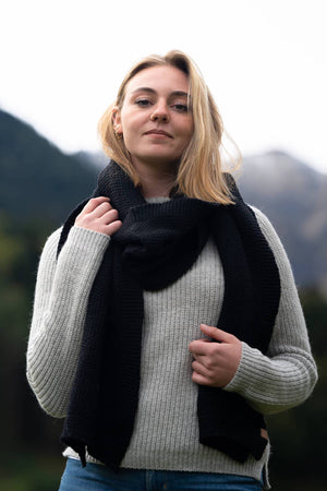 écharpe femme éthique et responsable, noir, en laine des Pyrénées et coton recyclé, made in France, maison izard