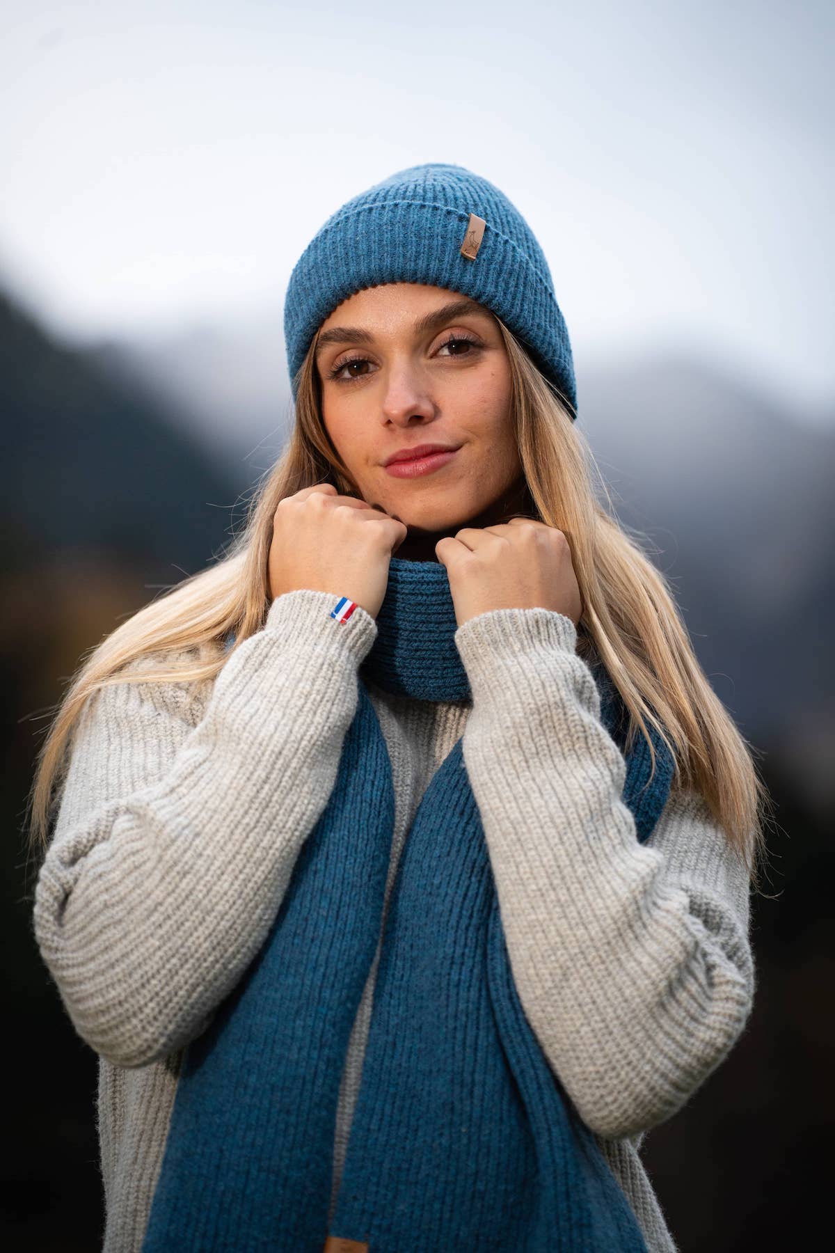 Echarpe, étole, Laneya pour femme et homme (mixte), bleu océan, presque bleu jeans, en laine naturelle des pyrénées et coton recyclé, maison izard, artisanat made in france.