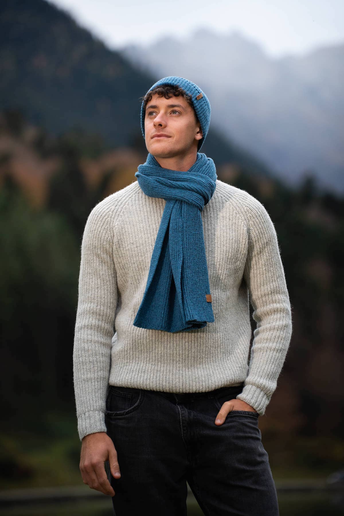 Echarpe, étole, Laneya pour femme et homme (mixte), bleu océan, presque bleu jeans, en laine naturelle des pyrénées et coton recyclé, maison izard, artisanat made in france.
