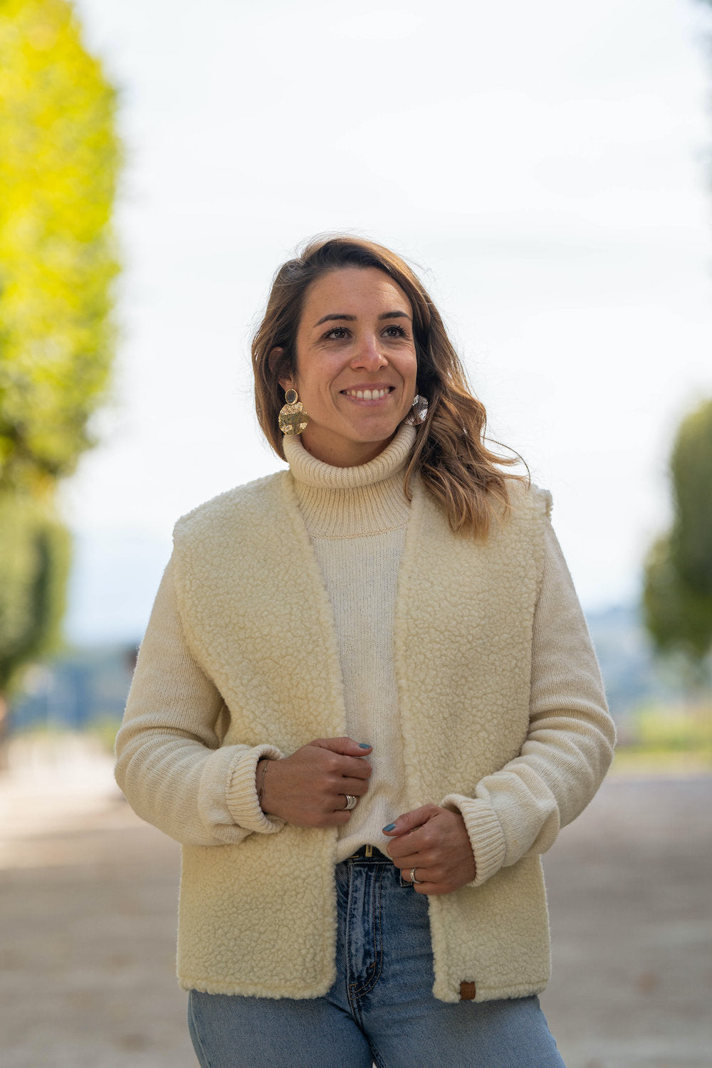 gilet de berger en mouton blanc écru, sans manche, femme, laine naturelle des pyrénées françaises, artisanat made in france, maison izard