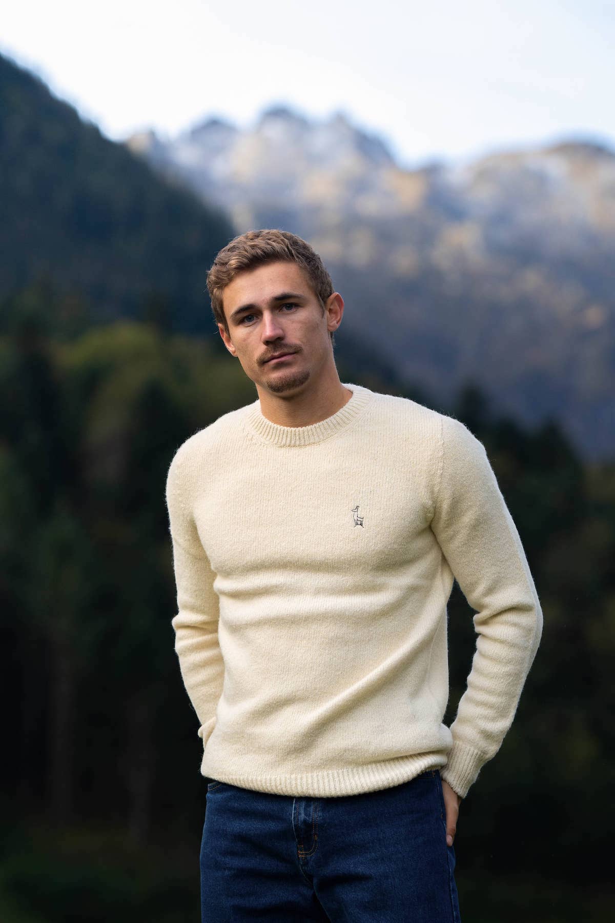 pull éthique homme col rond blanc écru en laine naturelle des Pyrénées et coton recyclé, artisanat made in France, maison izard