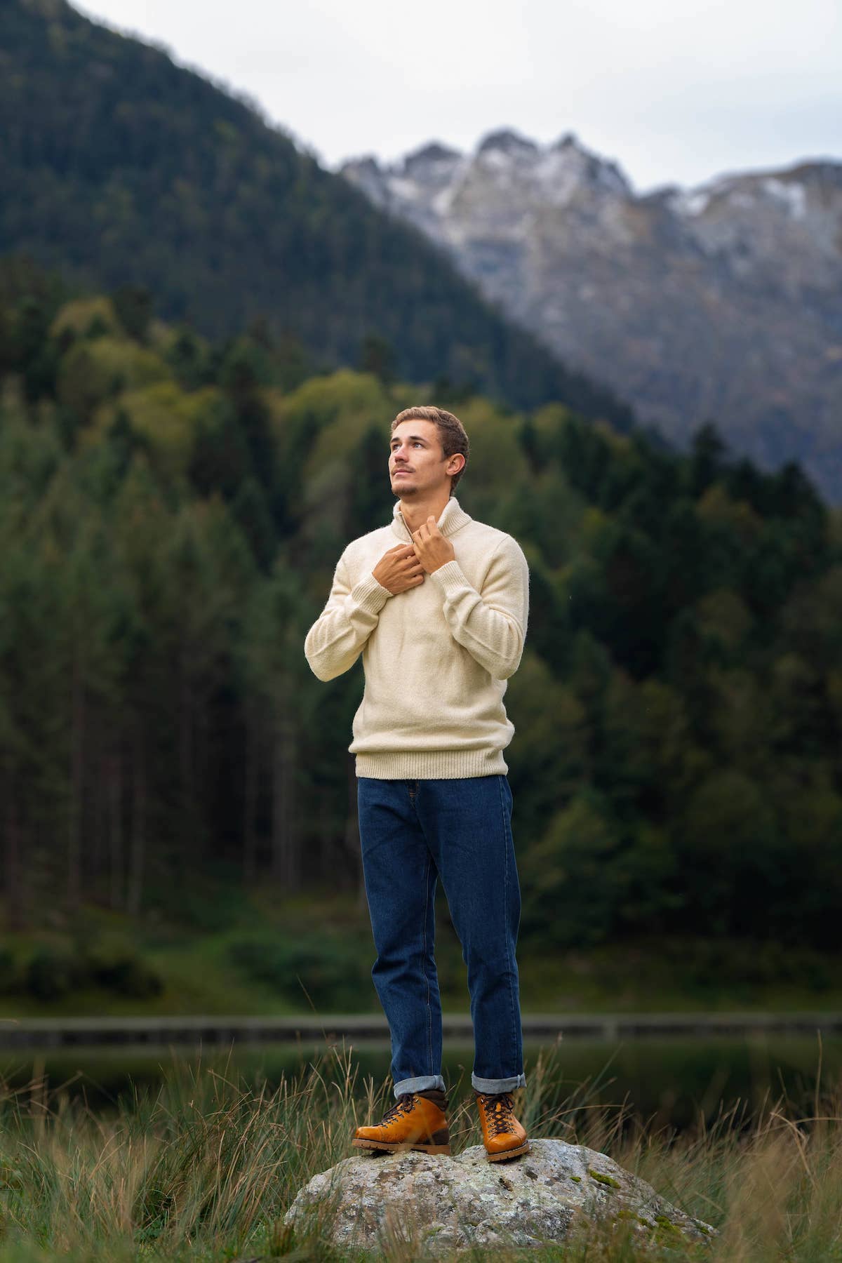 pull éthique homme col camionneur montant, blanc écru, en laine naturelle des Pyrénées françaises, et coton recyclé, artisanat made in France, maison izard