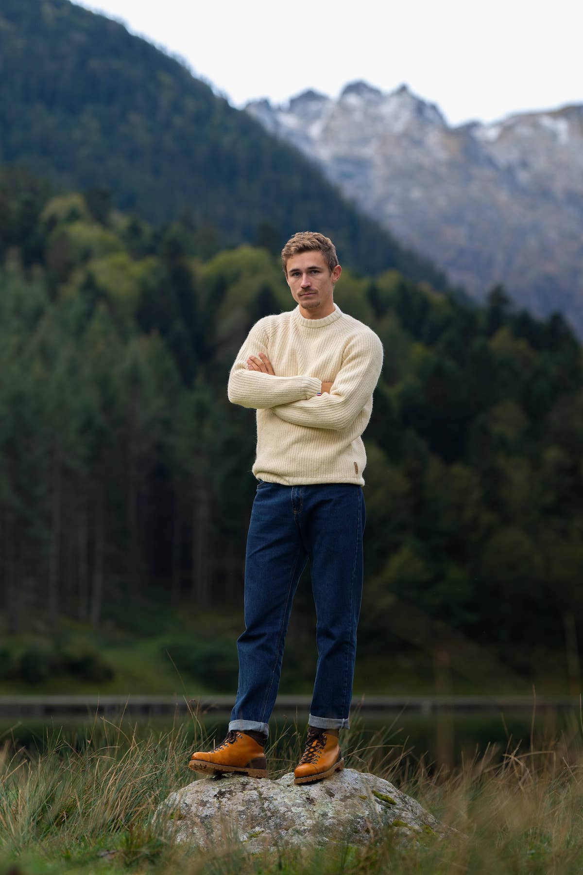 pull homme raglan éthique et responsable, blanc écru, en laine naturelle des Pyrénées françaises et coton recyclé, artisanat made in France, maison izard