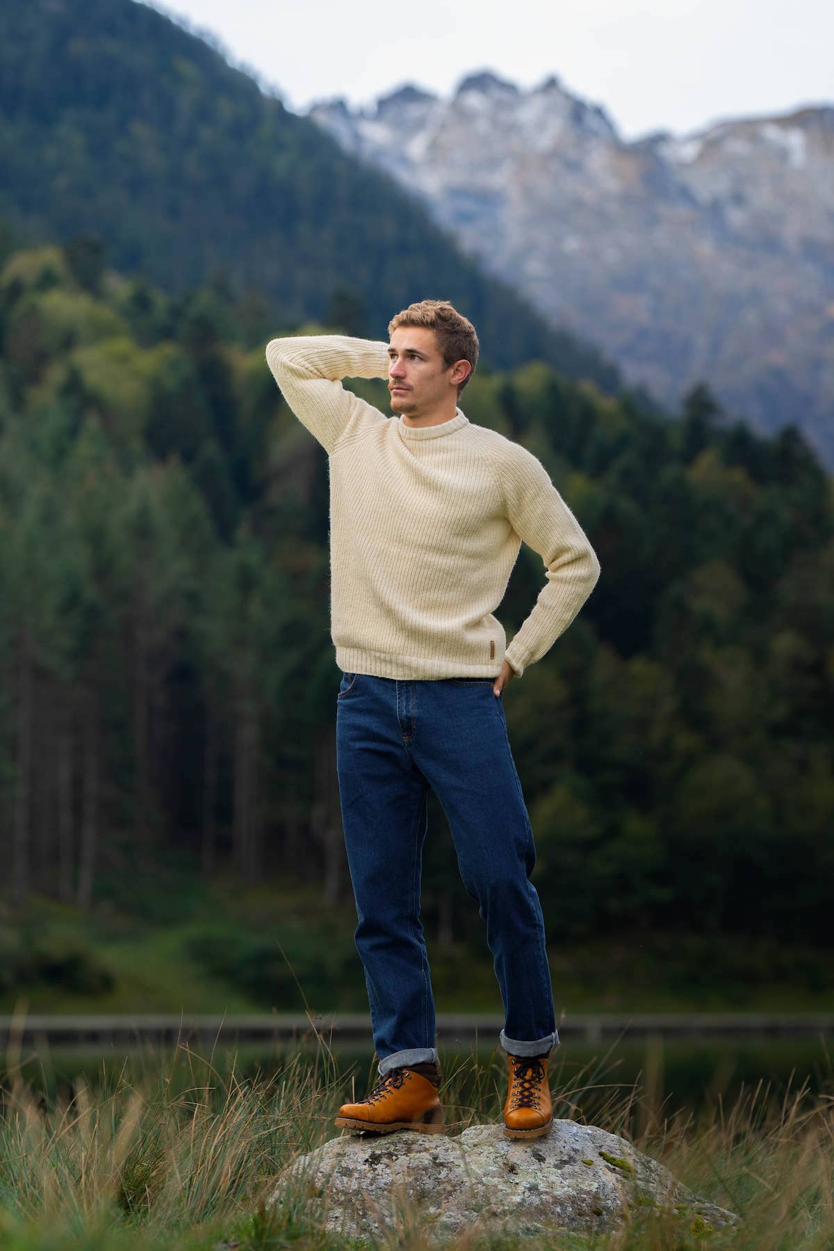 pull homme raglan éthique et responsable, blanc écru, en laine naturelle des Pyrénées françaises et coton recyclé, artisanat made in France, maison izard