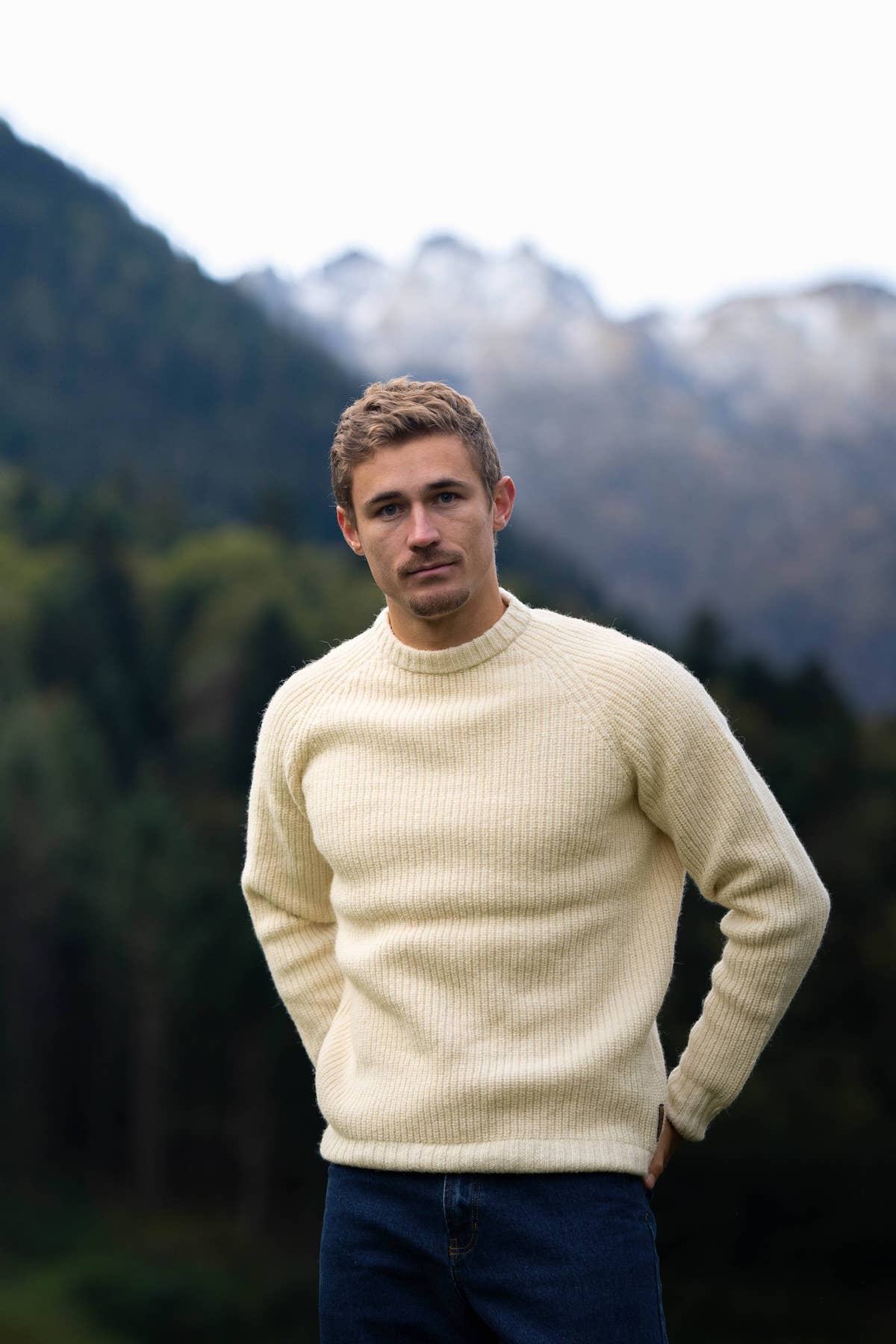 pull homme raglan éthique et responsable, blanc écru, en laine naturelle des Pyrénées françaises et coton recyclé, artisanat made in France, maison izard