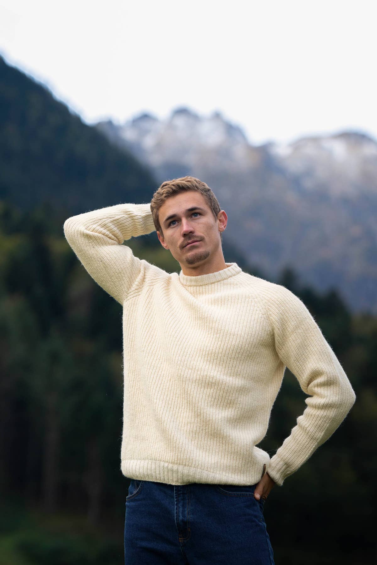 pull homme raglan éthique et responsable, blanc écru, en laine naturelle des Pyrénées françaises et coton recyclé, artisanat made in France, maison izard