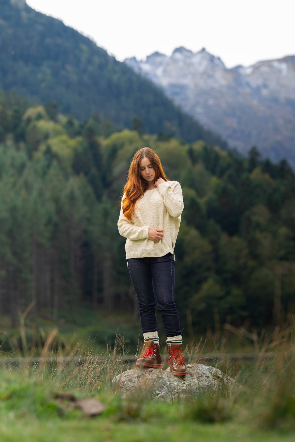 pull femme éthique et responsable, coupe loose oversize col en V, blanc écru, en laine naturelle des Pyrénées et coton recyclé, artisanat made in France, maison Izard