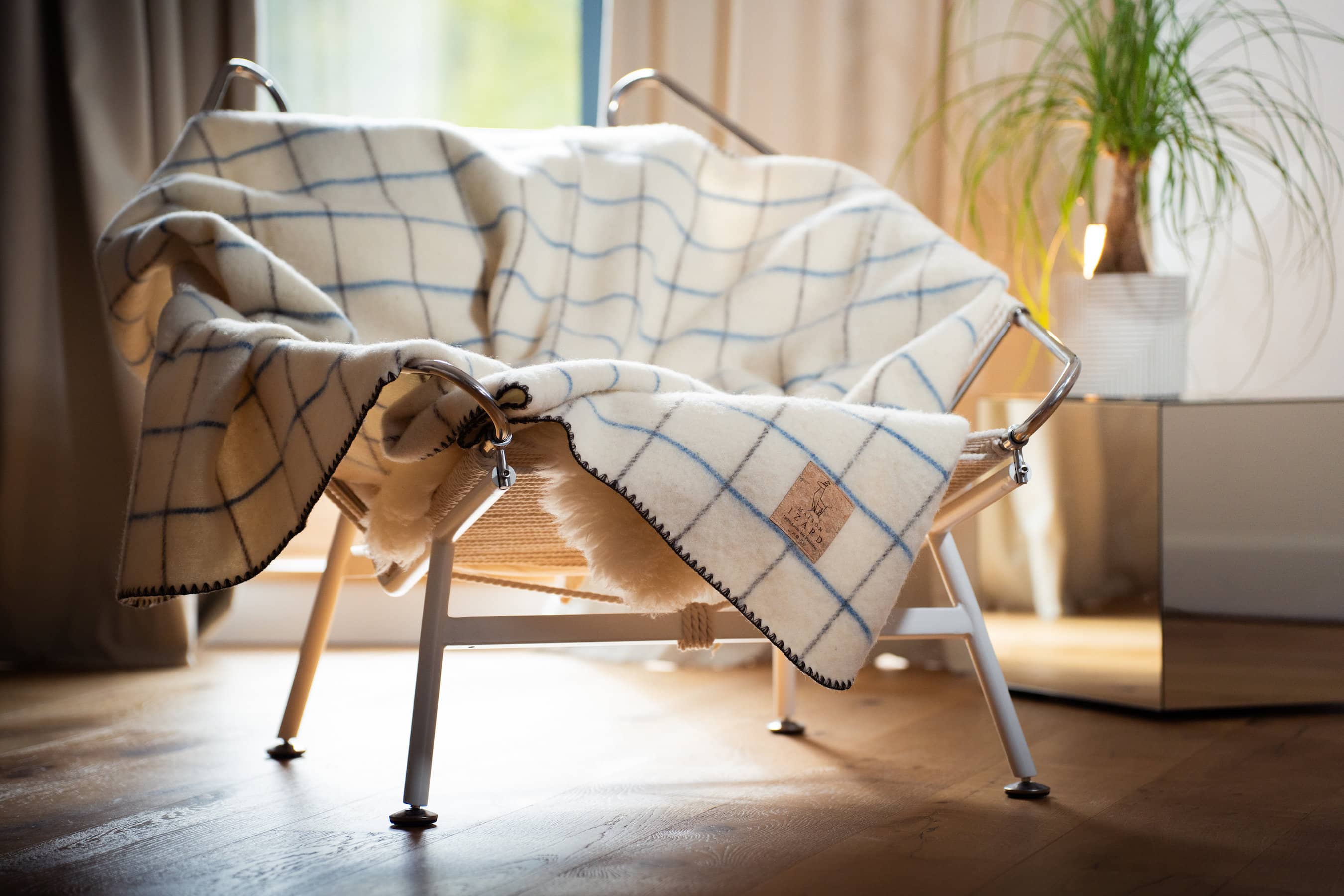 Plaid couverture vintage en 100% laine naturelle des Pyrénées, dimension 130x170, artisanat made in france, blanc écru, à carreaux, avec rayures bleues majorelle et marrons brun.