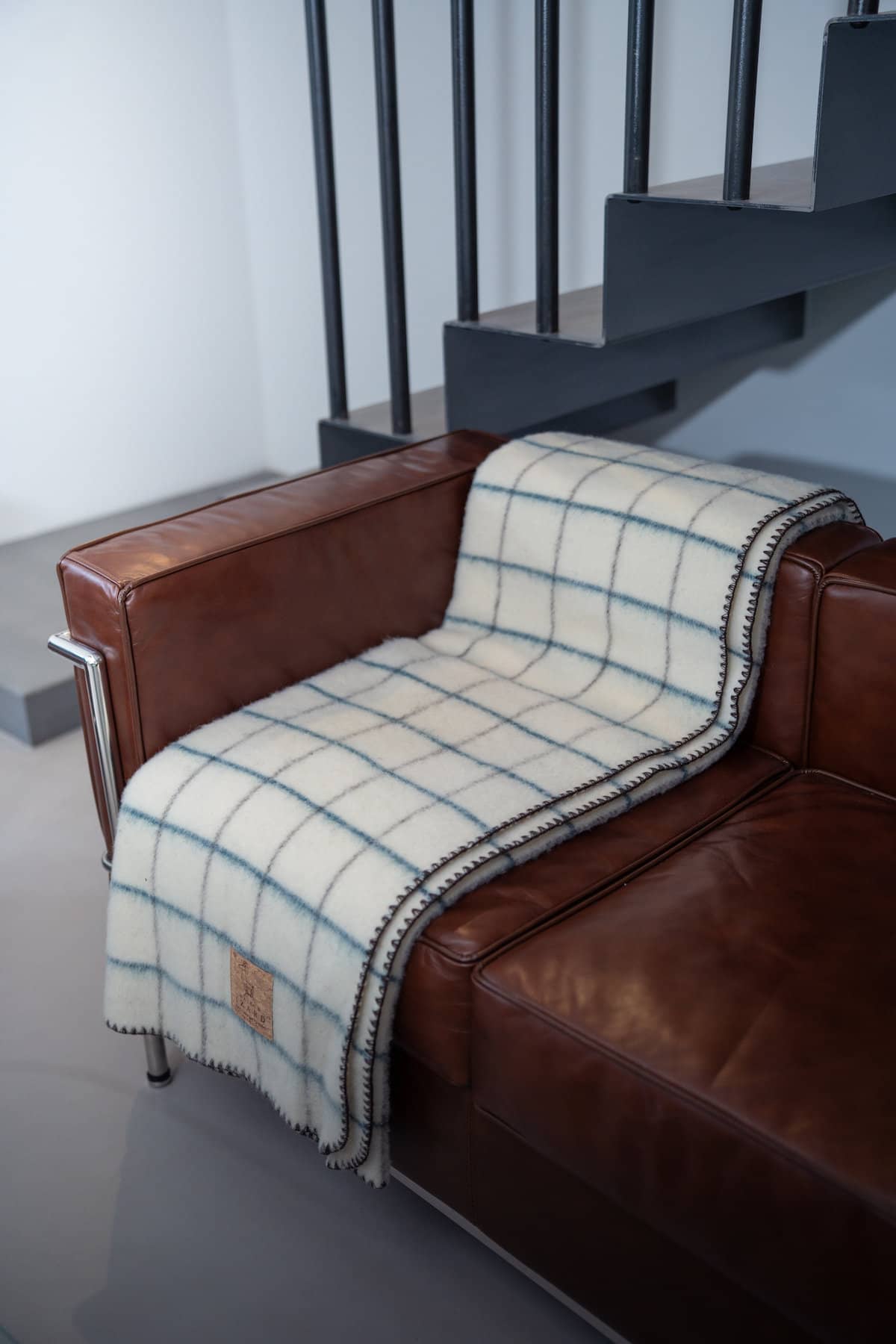 Plaid couverture vintage en 100% laine naturelle des Pyrénées, dimension 130x170, artisanat, made in france, blanc écru, à carreaux, avec rayures bleues paon et marrons brun.