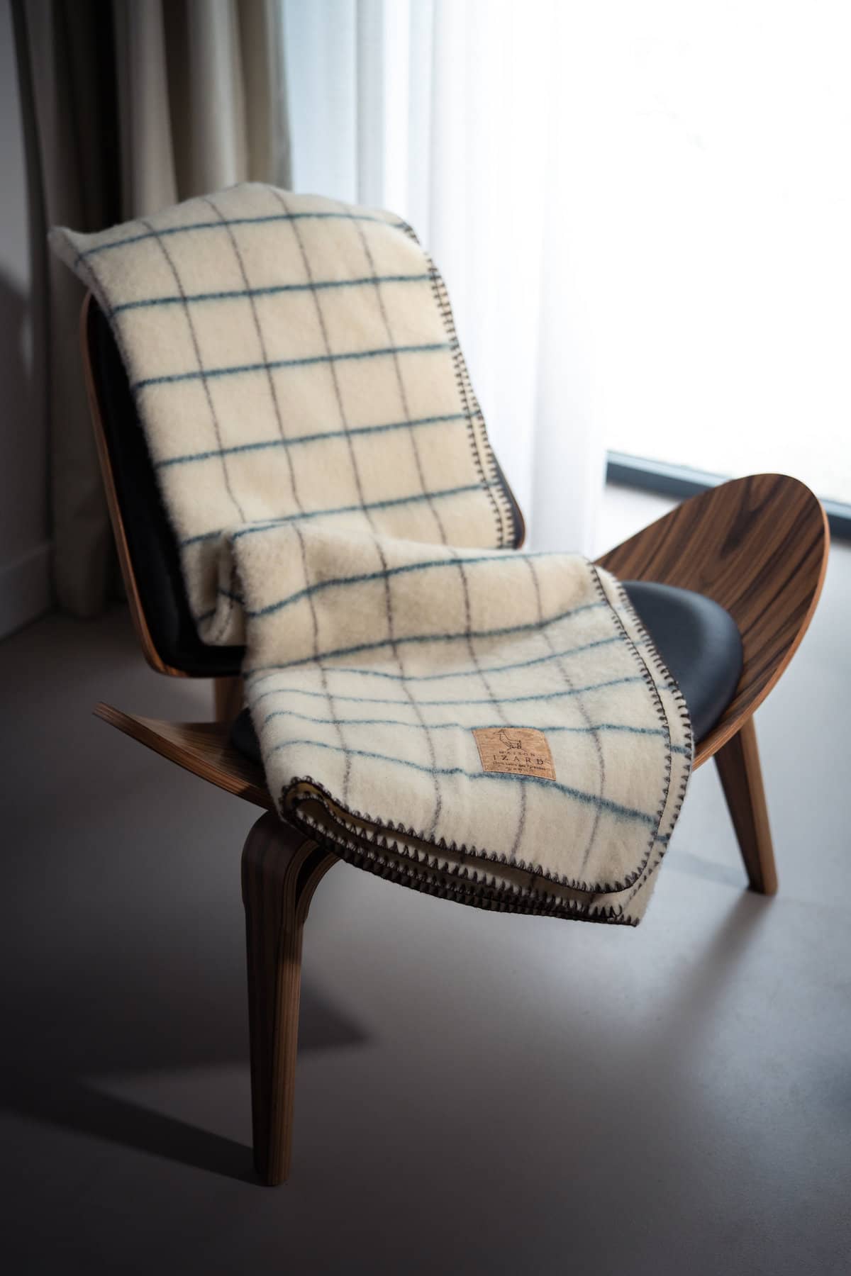 Plaid couverture vintage en 100% laine naturelle des Pyrénées, dimension 130x170, artisanat, made in france, blanc écru, à carreaux, avec rayures bleues paon et marrons brun.