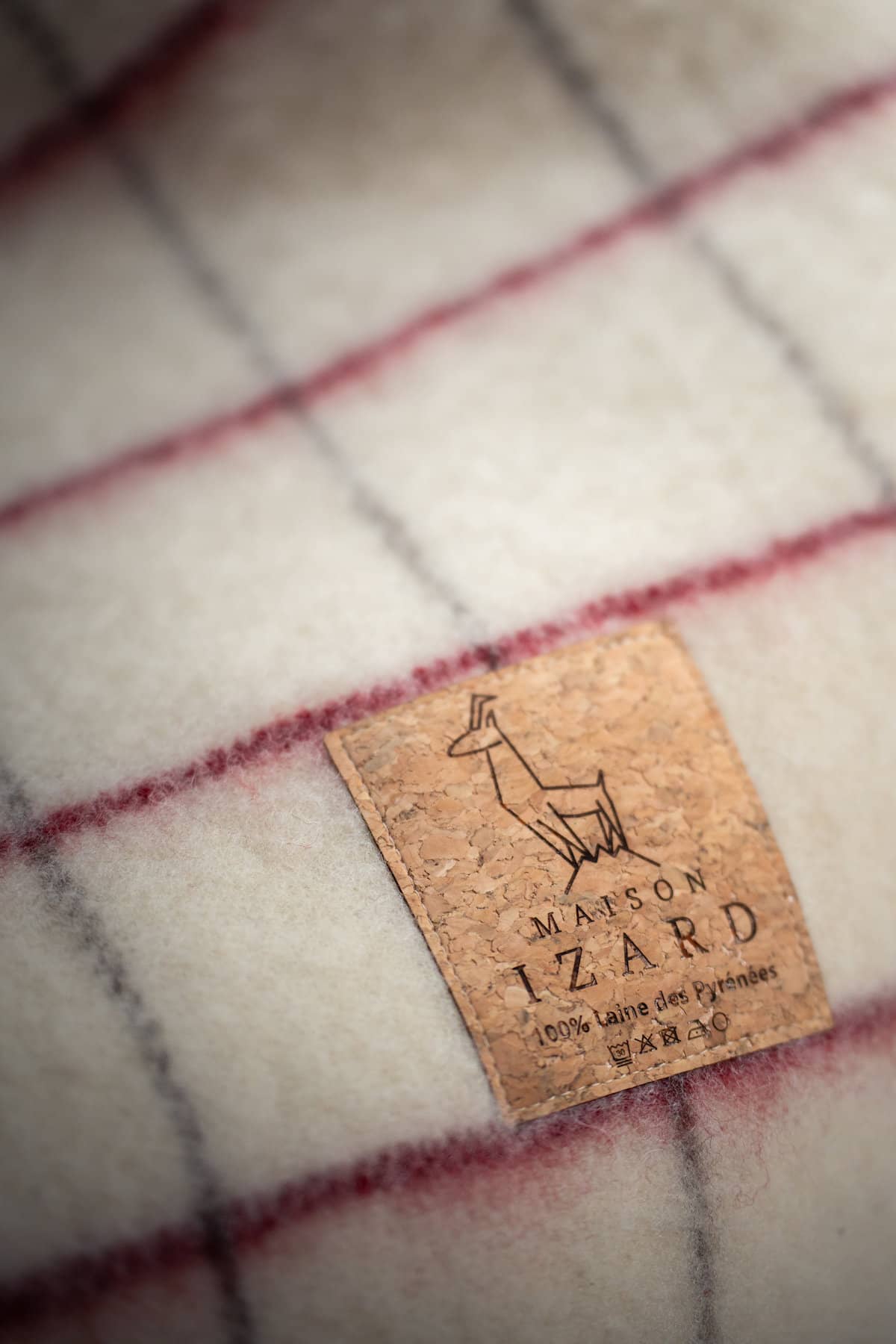 Plaid couverture vintage en 100% laine naturelle des Pyrénées, dimension 130x170, artisanat made in france, blanc écru, à carreaux, avec rayures bordeaux rosées et marrons brun.