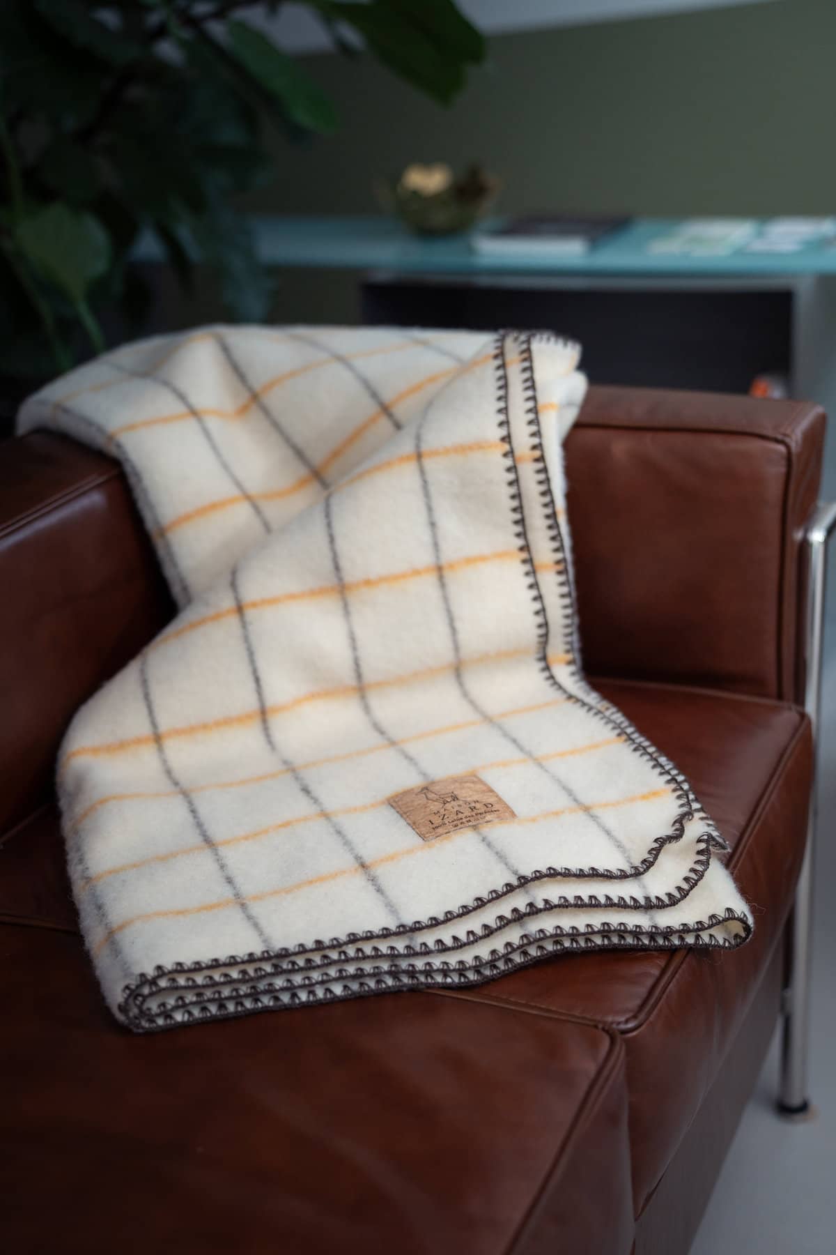 Plaid couverture vintage en 100% laine naturelle des Pyrénées, dimension 130x170, made in france, blanc écru, à carreaux, avec rayures jaunes dorées et marrons brun.