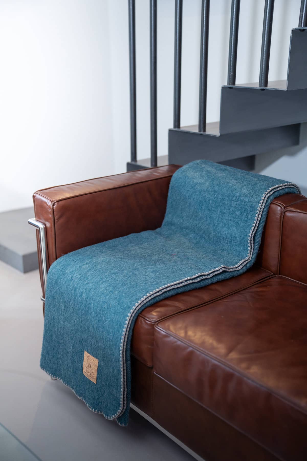 Plaid couverture, vert bleu paon, bords marrons, en 100% laine naturelle des Pyrénées, dimension 170x130, artisanat made in france