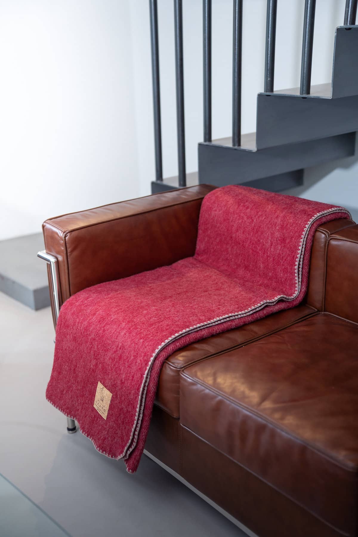 Plaid couverture, bordeaux rosé, bords marrons, en 100% laine naturelle des Pyrénées, dimension 170x130, artisanat made in france.