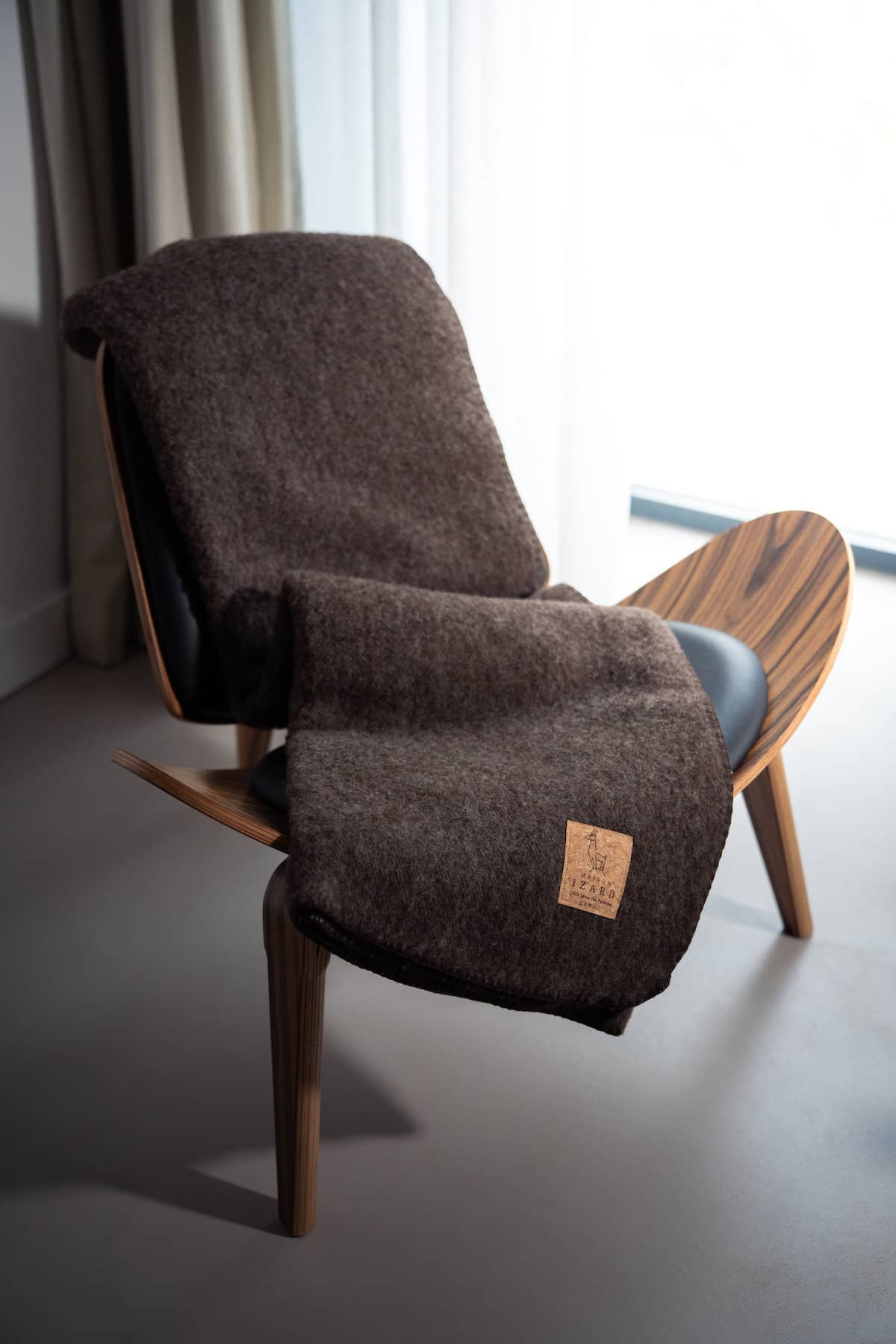 Plaid couverture, marron brun, bords marrons, en 100% laine naturelle des Pyrénées, dimension 170x130, artisanat made in france