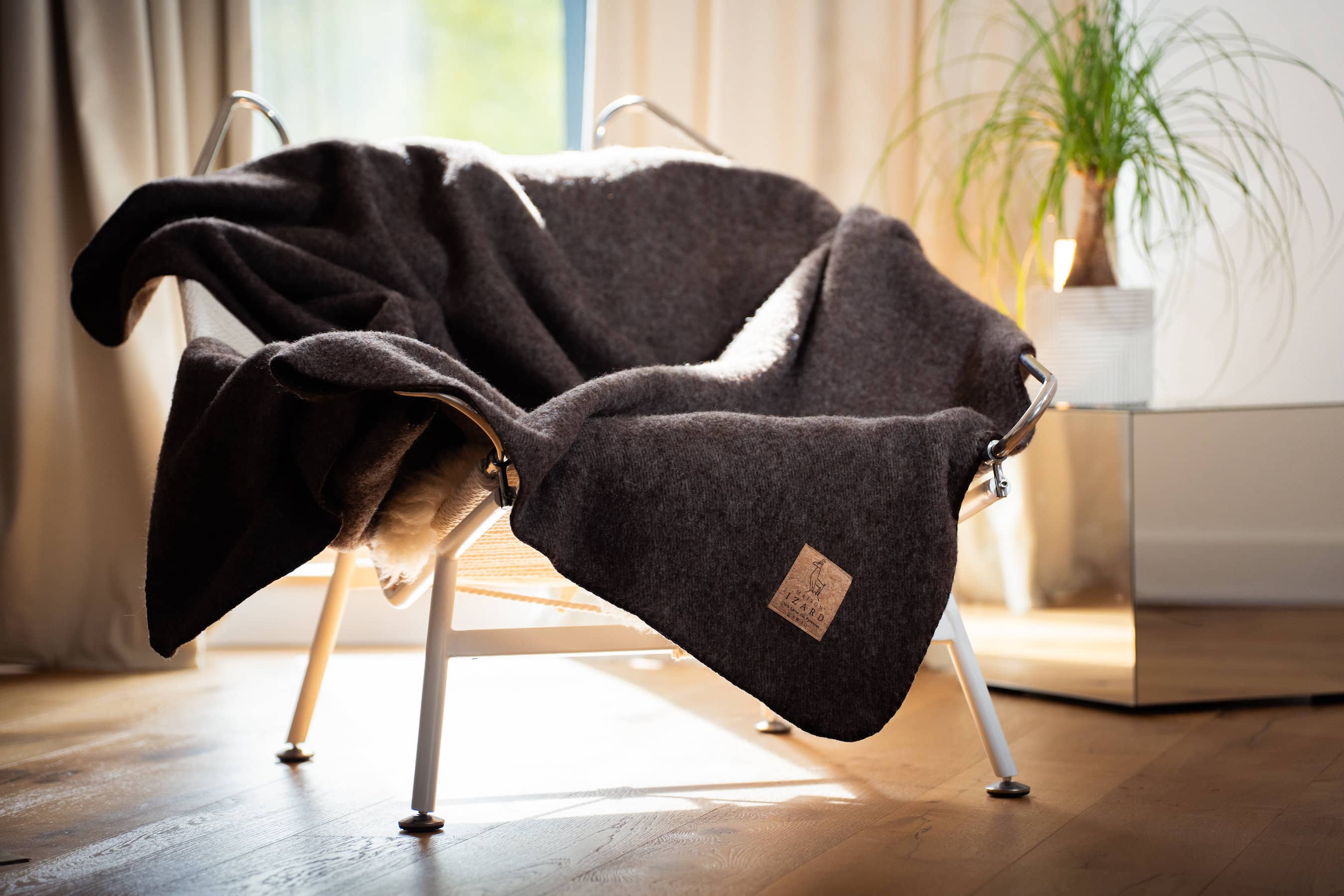 Plaid couverture, marron brun, bords marrons, en 100% laine naturelle des Pyrénées, dimension 170x130, artisanat made in france