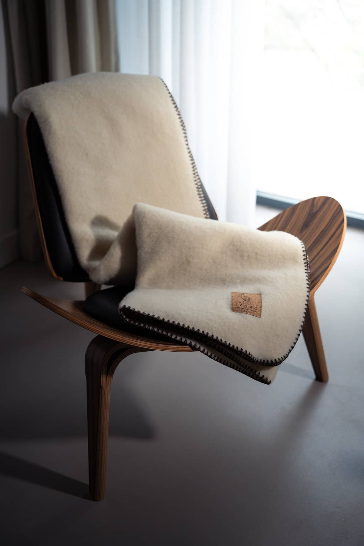 Plaid couverture, blanc écru, bords marrons, en 100% laine naturelle des Pyrénées, dimension 170x130, artisanat made in france