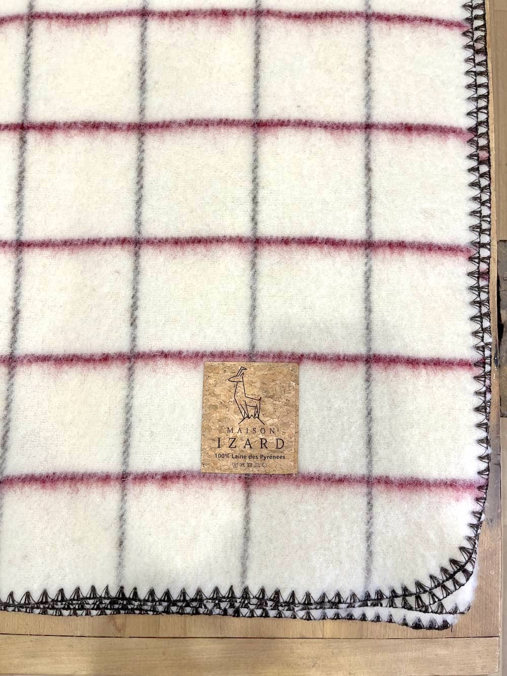 Plaid couverture vintage en 100% laine naturelle des Pyrénées, dimension 130x170, made in france, blanc écru, à carreaux, avec rayures bordeaux rosées et marrons brun.