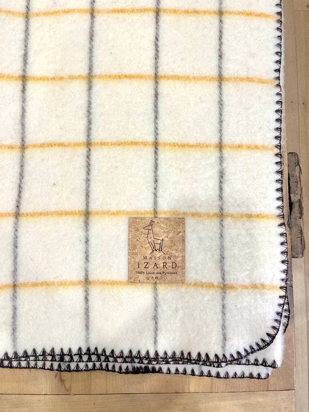 Plaid couverture vintage en 100% laine naturelle des Pyrénées, dimension 130x170, made in france, blanc écru, à carreaux, avec rayures jaunes dorées et marrons brun.