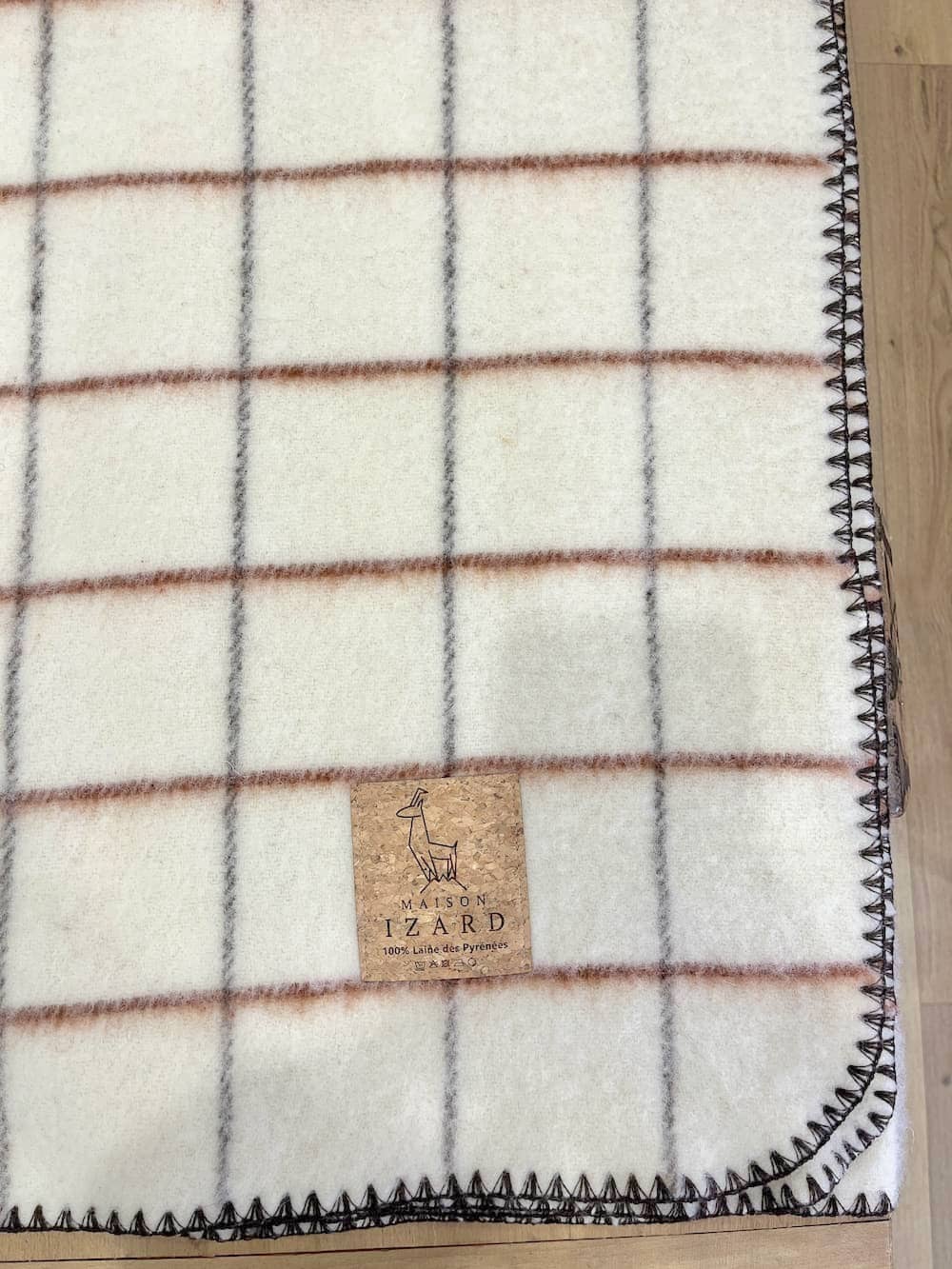 Plaid couverture vintage en 100% laine naturelle des Pyrénées, dimension 130x170, made in france, blanc écru, à carreaux, avec rayures terracotta brique et marrons brun.