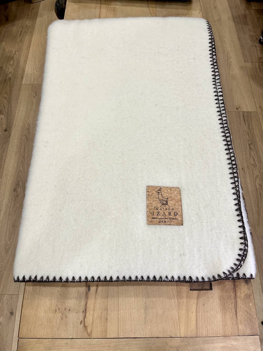 Plaid couverture, blanc écru, bords marrons, en 100% laine naturelle des Pyrénées, dimension 170x130, made in france