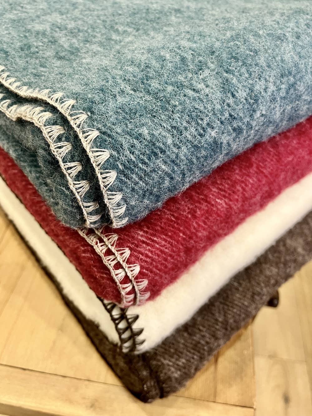 Plaid couverture, vert bleu paon, bords marrons, en 100% laine naturelle des Pyrénées, dimension 170x130, made in france