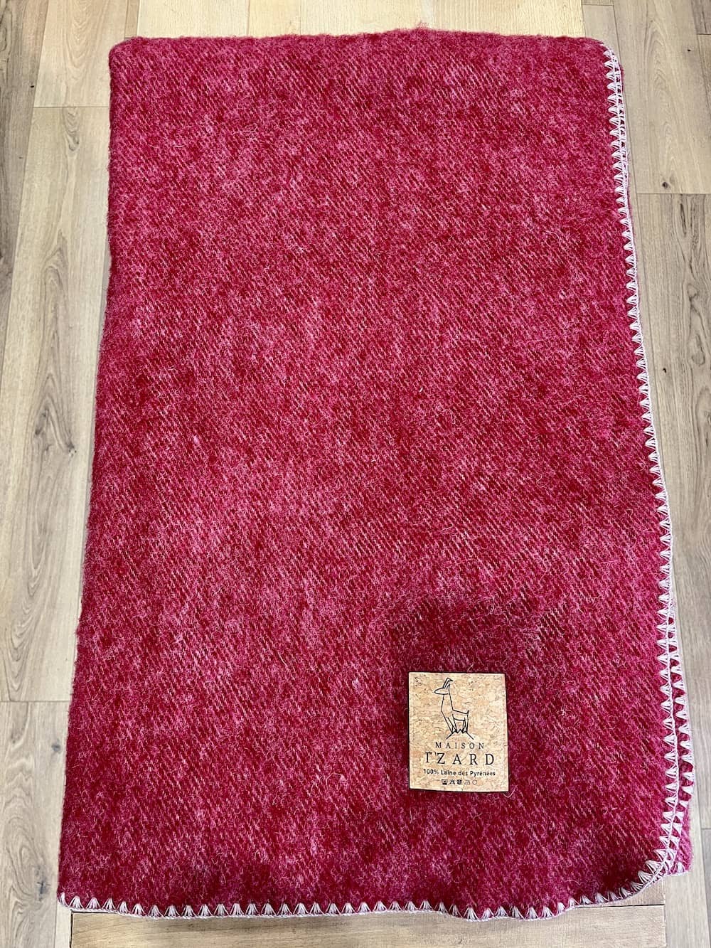 Plaid couverture, bordeaux rosé, bords marrons, en 100% laine naturelle des Pyrénées, dimension 170x130, made in france