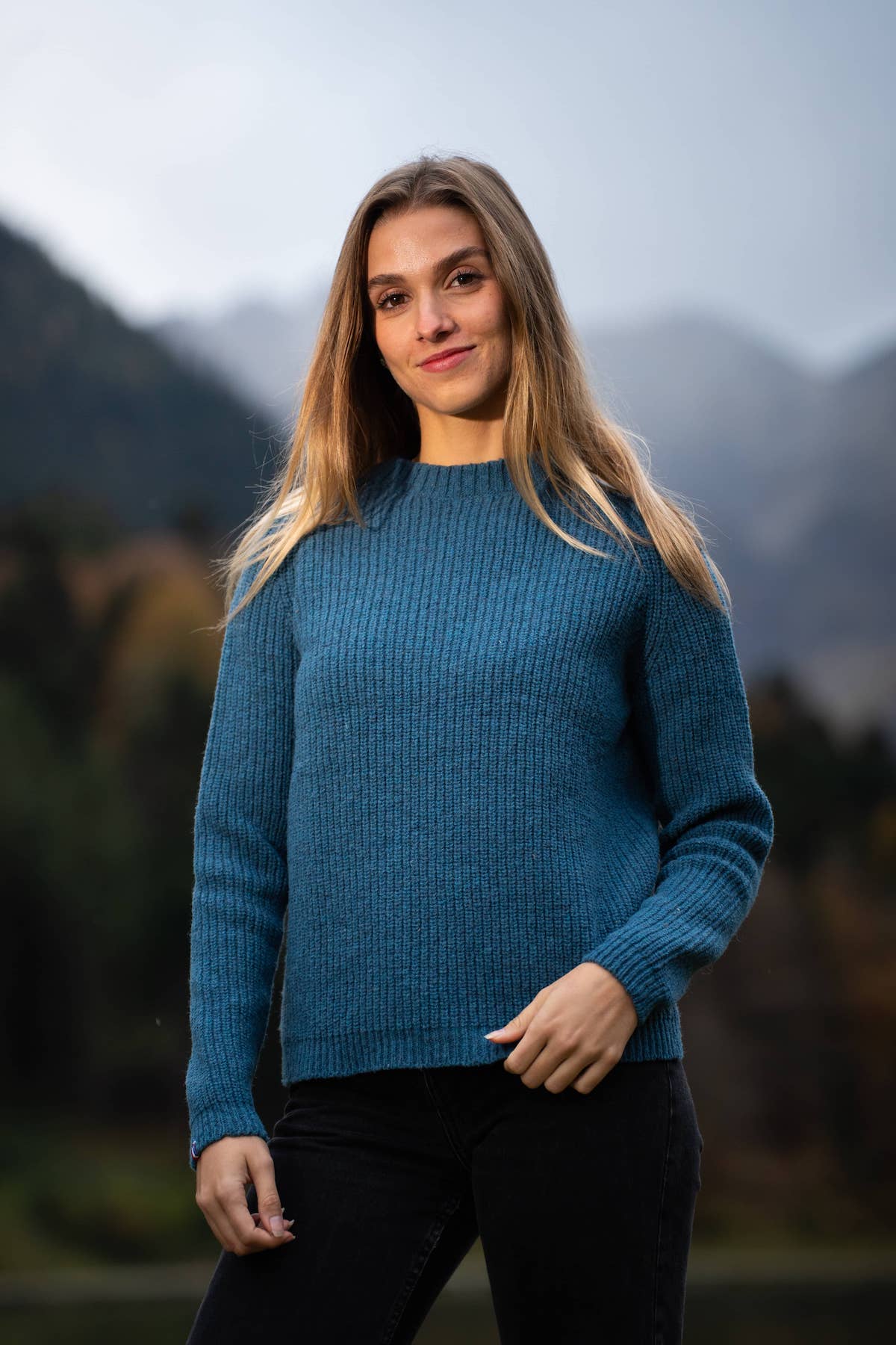 Pull éthique et responsable femme Néou, raglan à cote, bleu océan, en laine naturelle des Pyrénées et coton recyclé Maison Izard, artisanat made in France