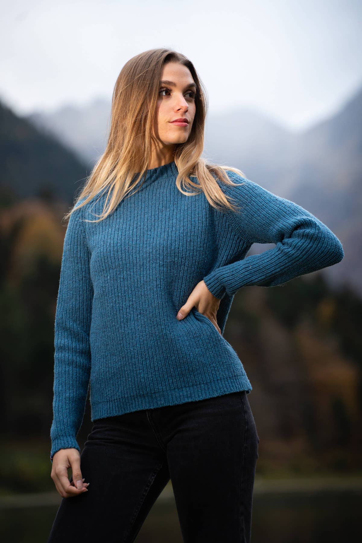Pull éthique et responsable femme Néou, raglan à cote, bleu océan, en laine naturelle des Pyrénées et coton recyclé Maison Izard, artisanat made in France