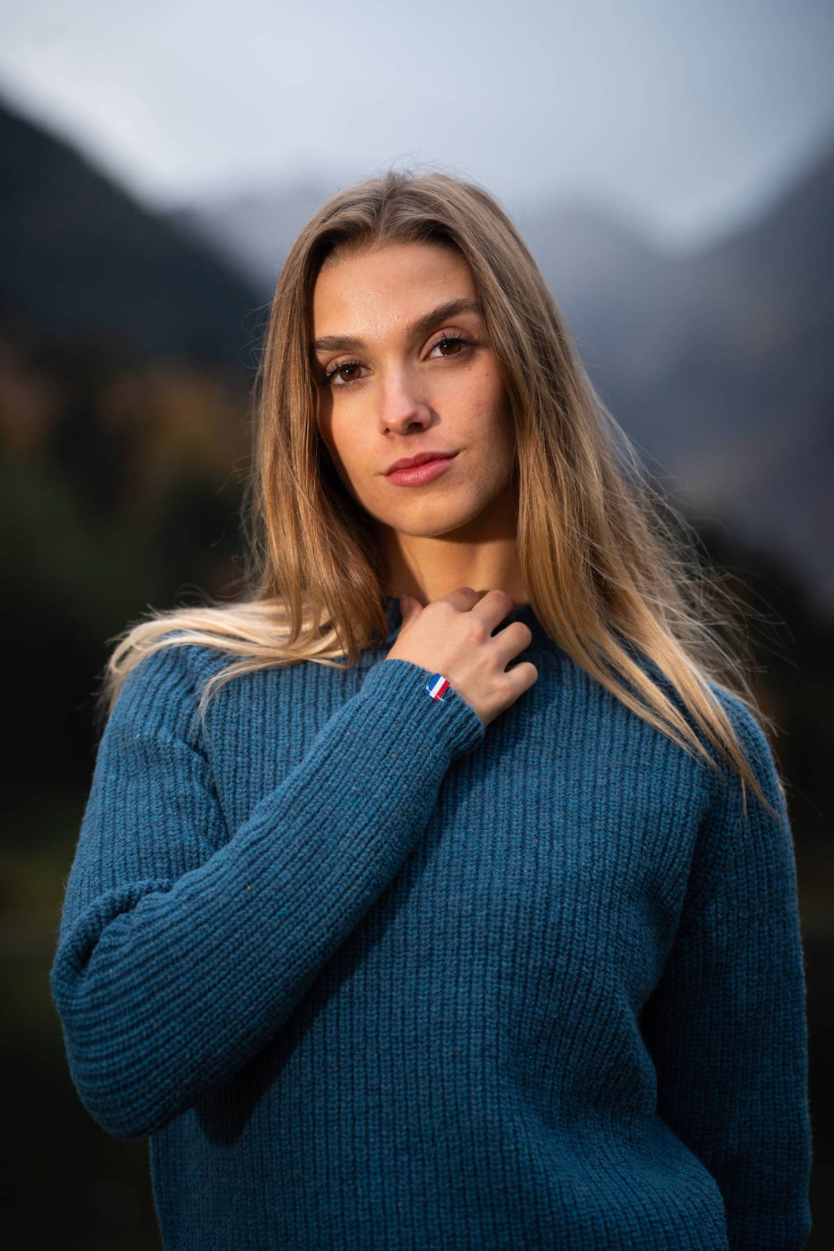 Pull éthique et responsable femme Néou, raglan à cote, bleu océan, en laine naturelle des Pyrénées et coton recyclé Maison Izard, artisanat made in France