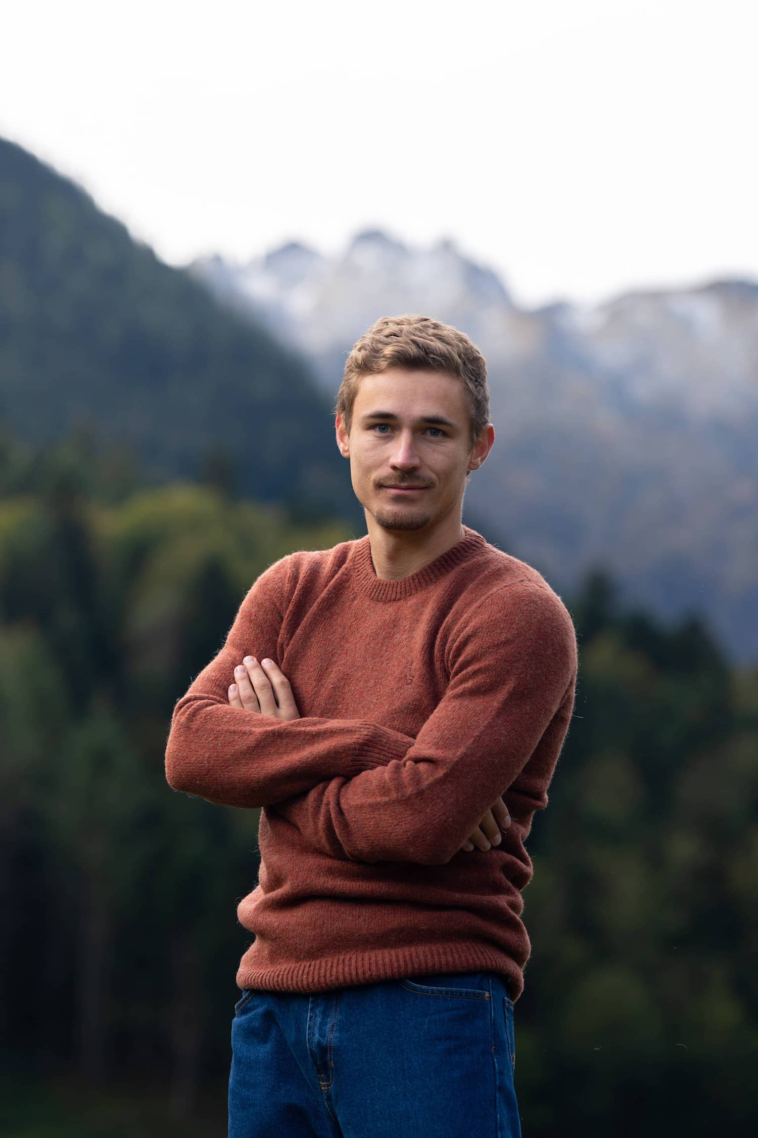 pull éthique homme col rond cognac, rouge brique, rouille, en laine des Pyrénées et coton recyclé, made in France, maison izard