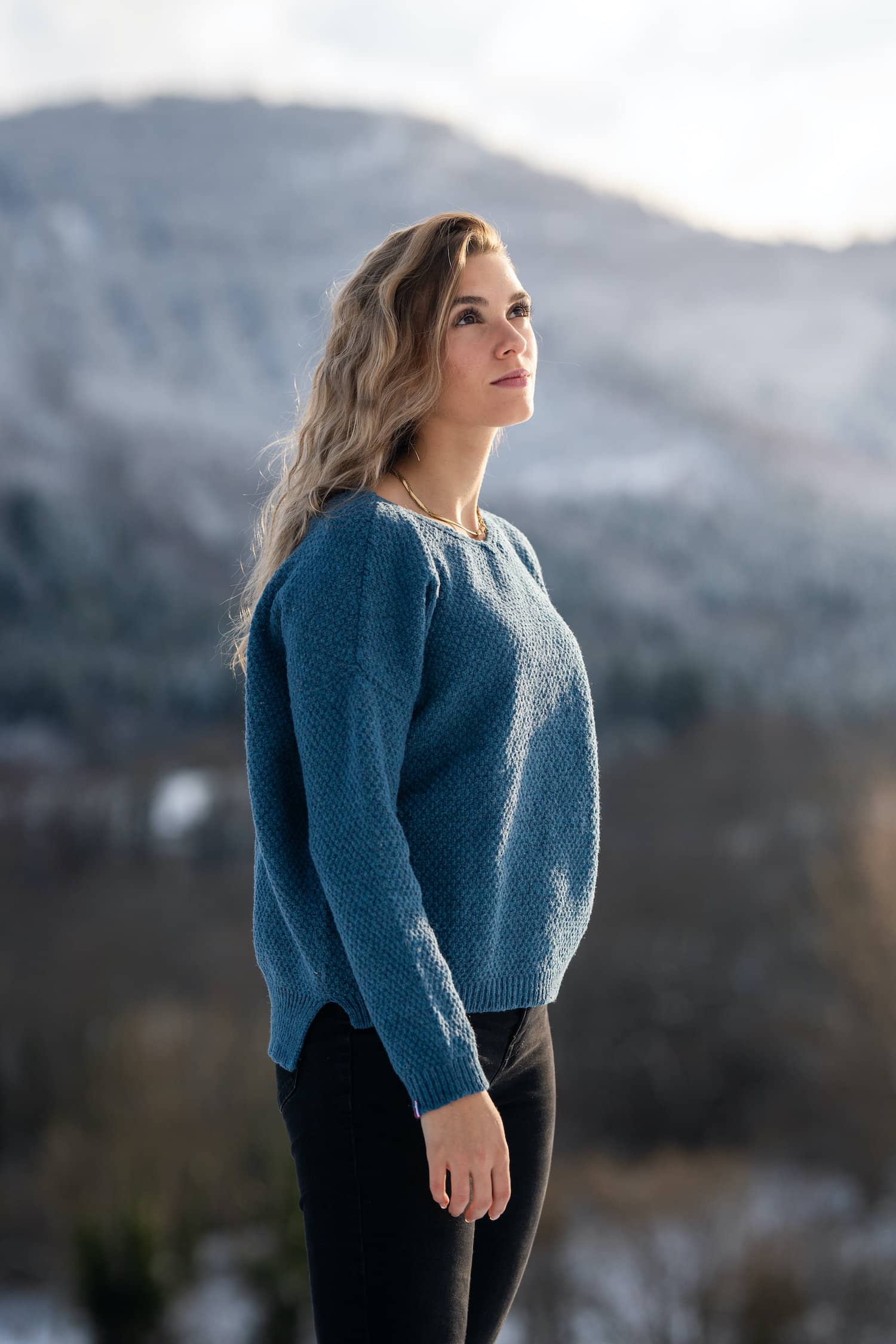 pull femme éthique et responsable, coupe loose oversize col V, bleu océan, en laine des Pyrénées et coton recyclé, made in France, maison Izard