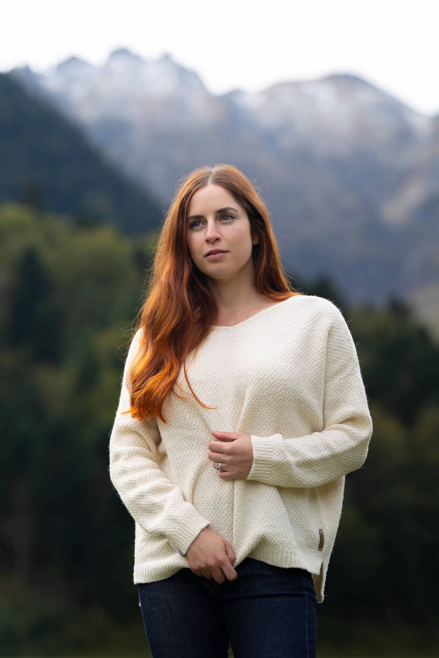 pull femme éthique et responsable, coupe loose oversize col V, blanc écru, en laine des Pyrénées et coton recyclé, made in France, maison Izard