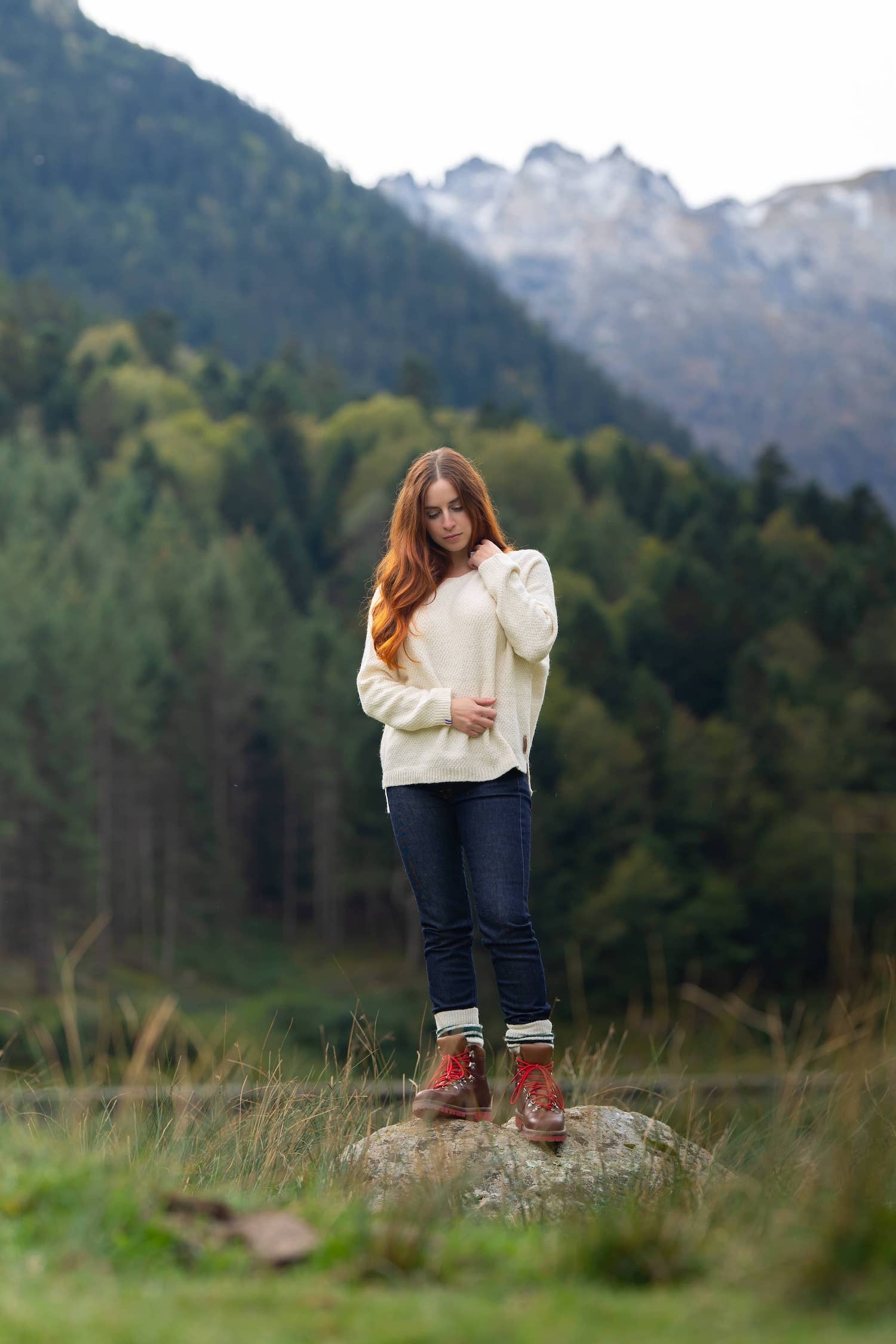 pull femme éthique et responsable, coupe loose oversize col V, blanc écru, en laine des Pyrénées et coton recyclé, made in France, maison Izard