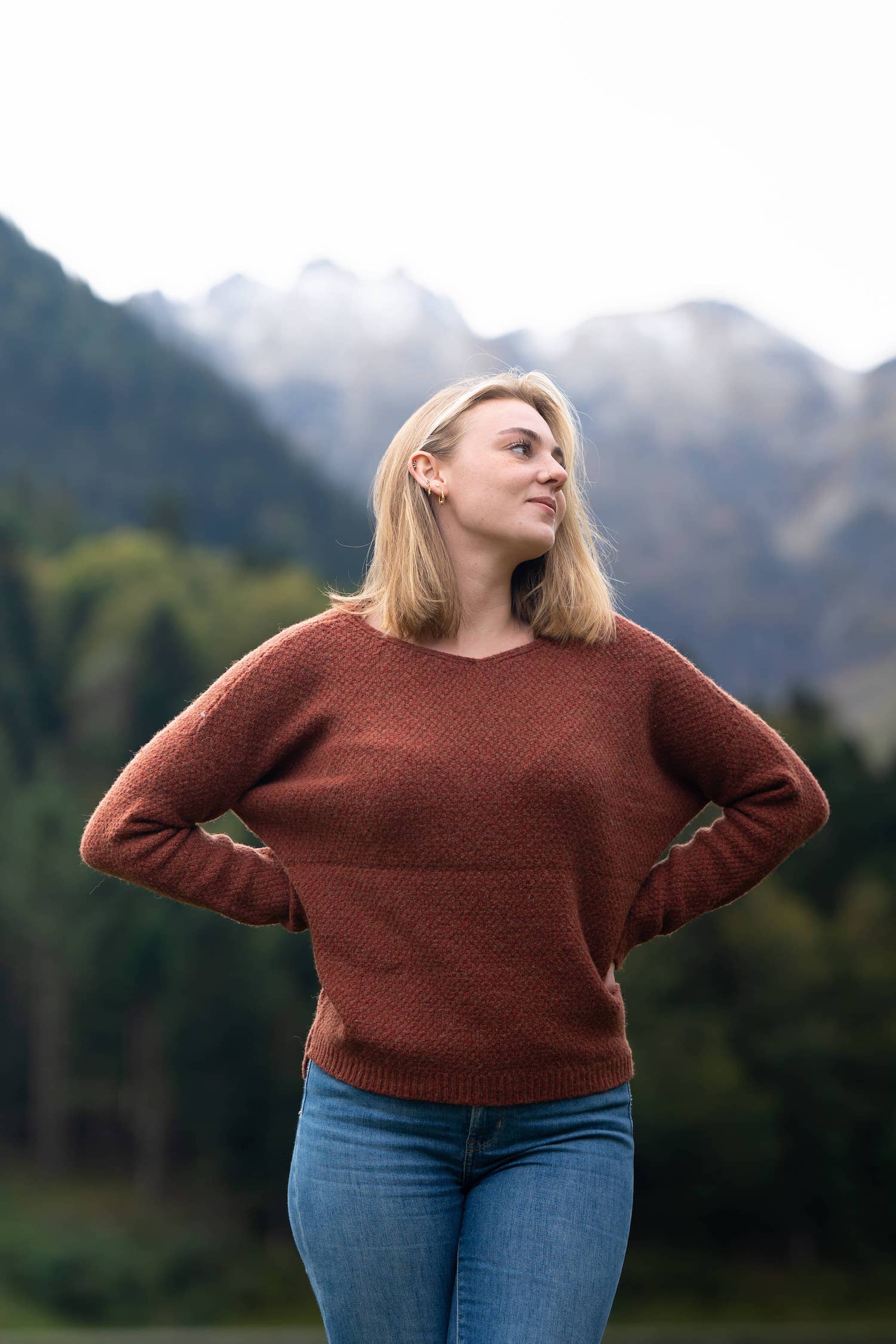 pull femme éthique et responsable, coupe loose oversize col V rouille, en laine des Pyrénées et coton recyclé, made in France, maison izard