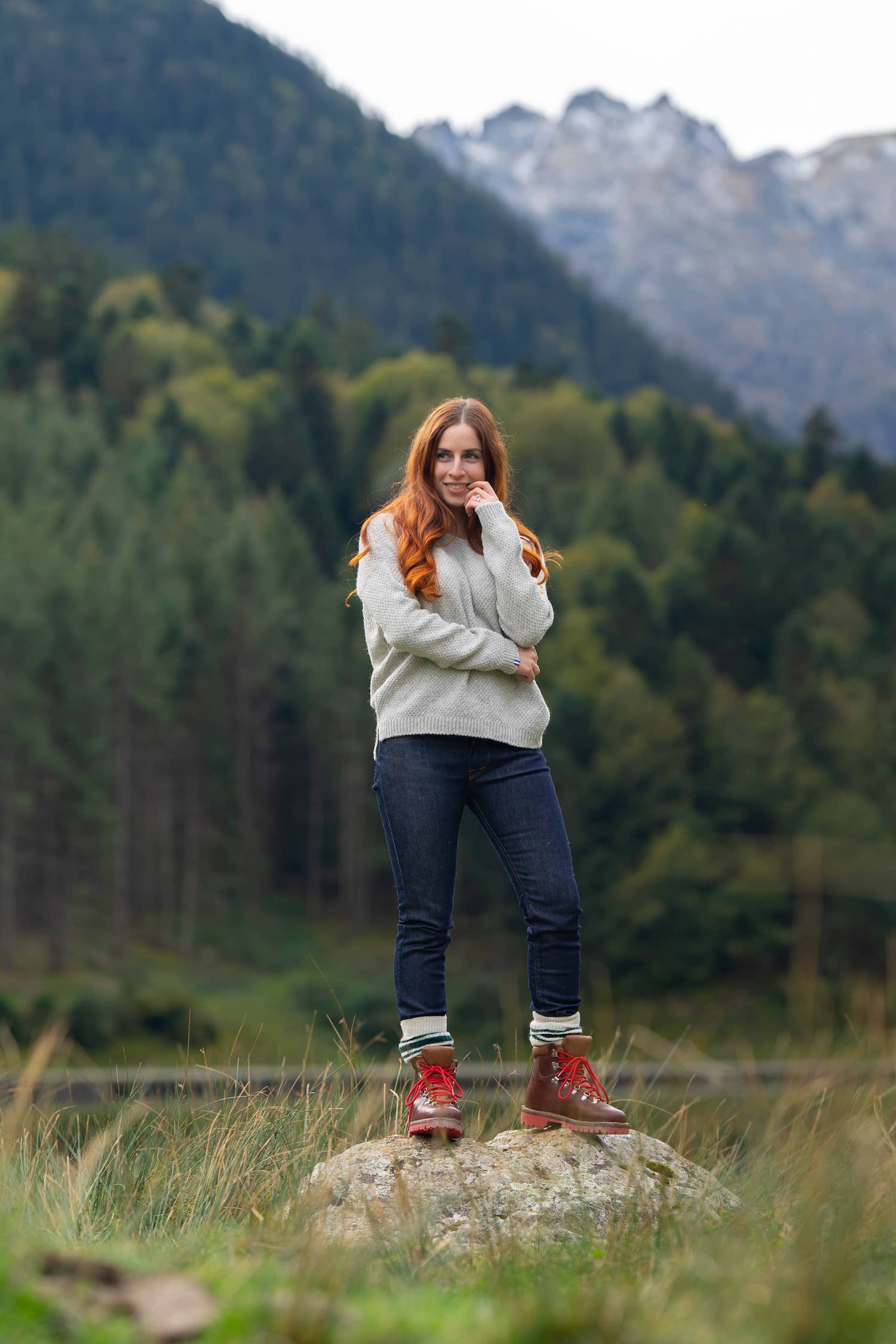 pull femme éthique et responsable, coupe loose oversize col V, gris clair, en laine des Pyrénées et coton recyclé, made in France, maison Izard