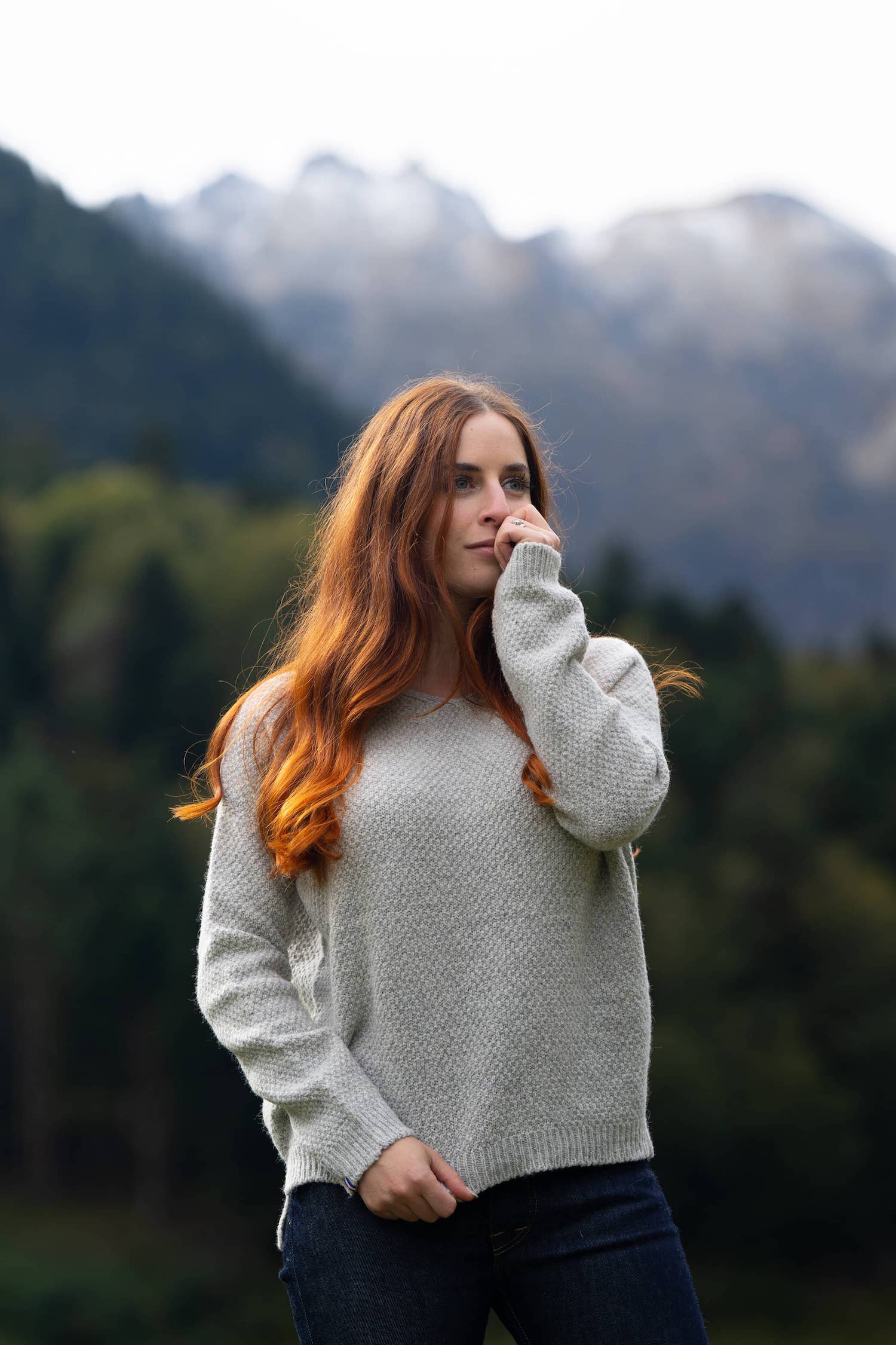 pull femme éthique et responsable, coupe loose oversize col V, gris clair, en laine des Pyrénées et coton recyclé, made in France, maison Izard