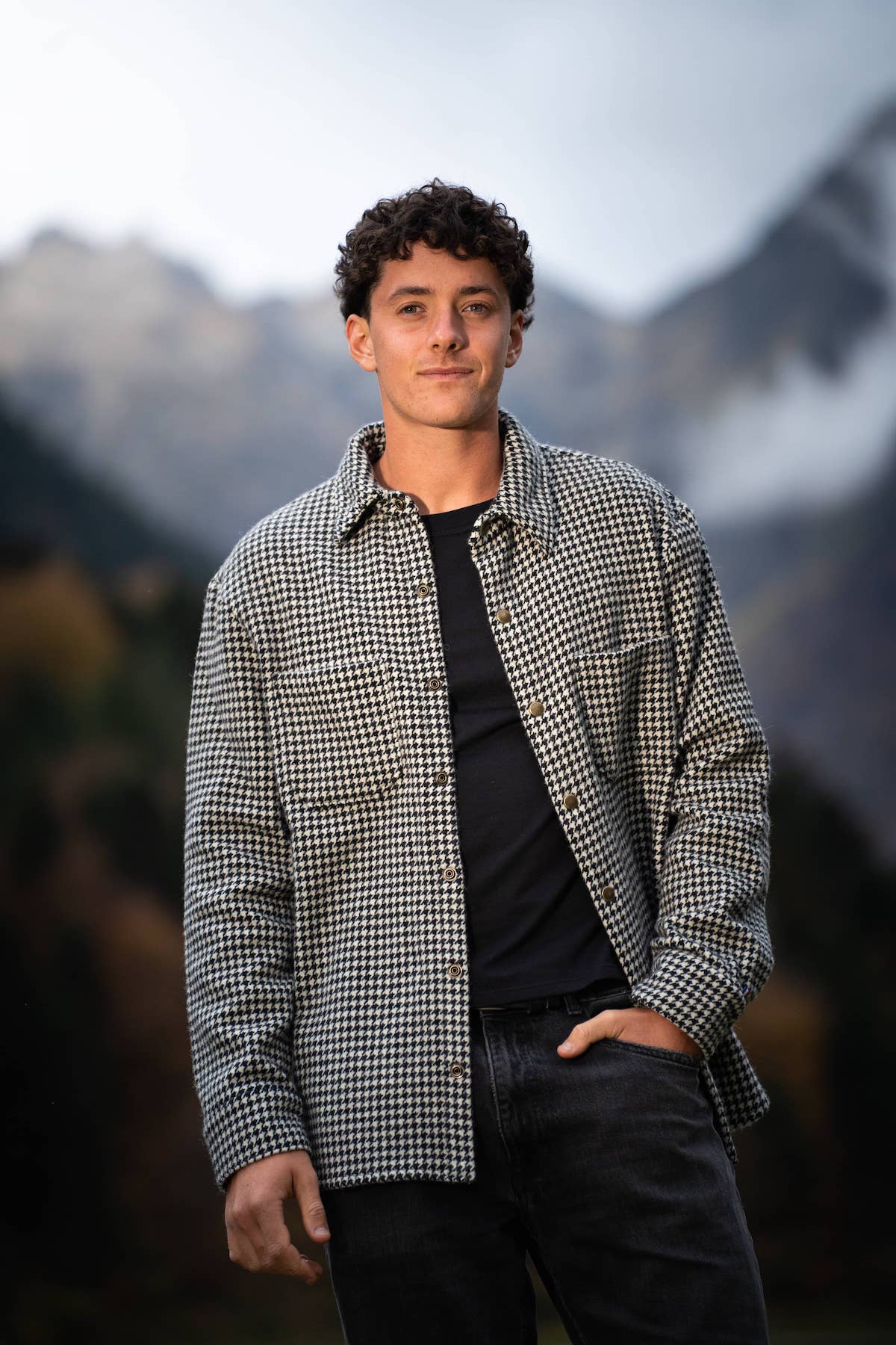 surchemise mixte éthique et responsable, manestiau, oversize, loose, ample, en laine française recyclée, motif pied de poule, pied de coq, écru et noir, maison Izard, artisanat made in France, Pyrenées