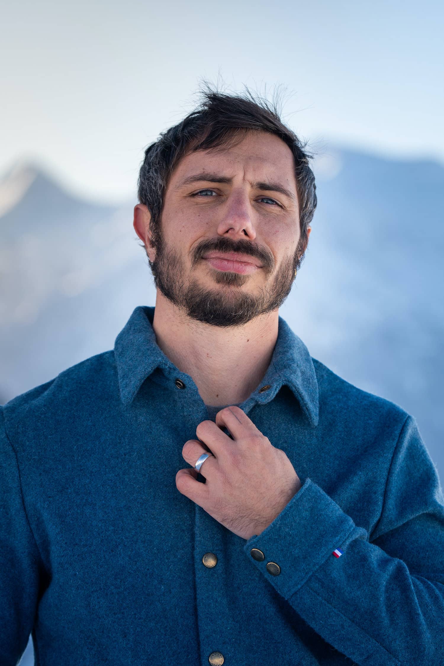 surchemise homme éthique et responsable, coupe droite, veste d'atelier, en laine recyclée, bleu océan, made in France, Maison Izard pyrénées
