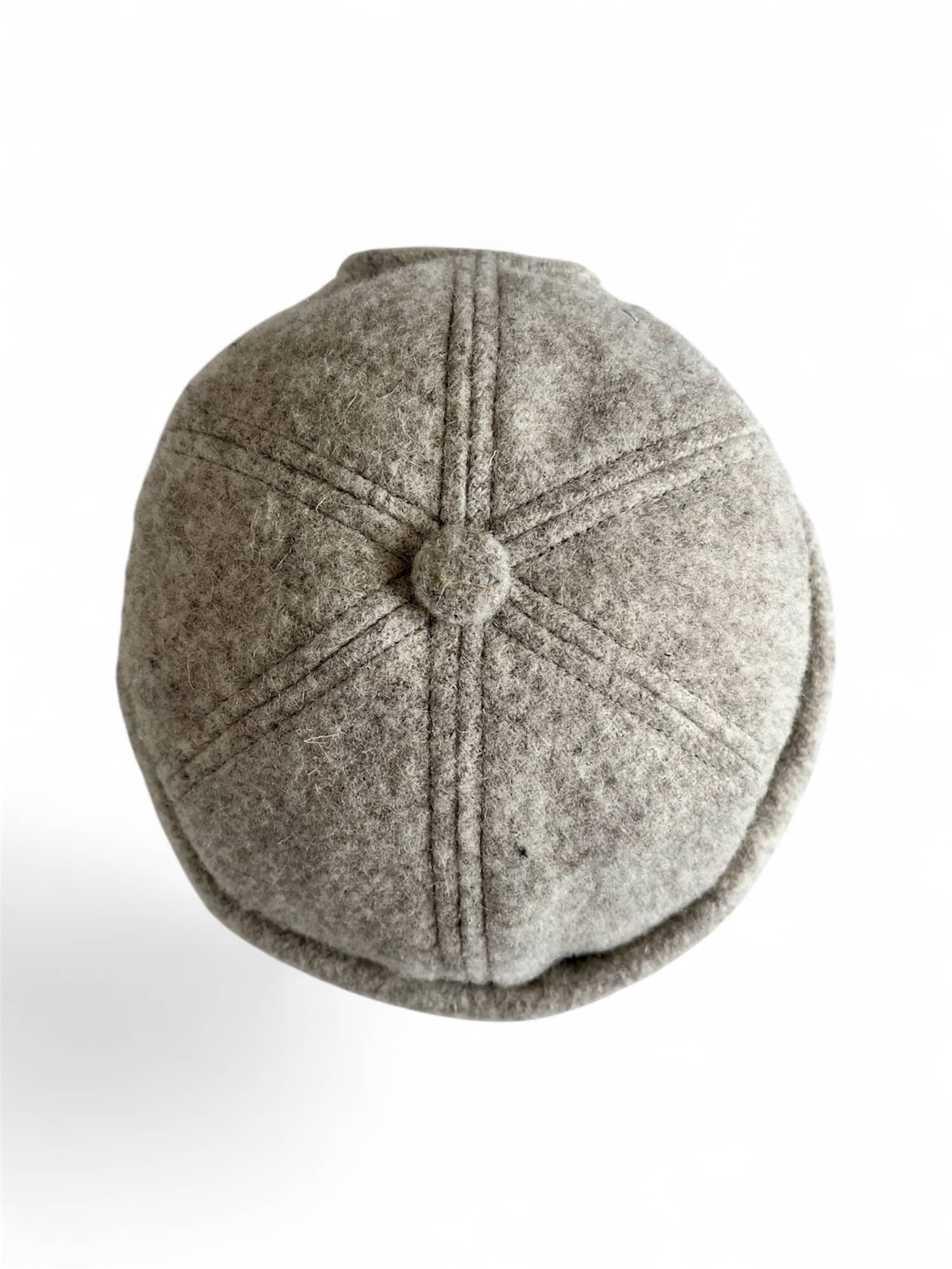 Bonnet Docker Miki d'hiver mixte, en taille unique réglable, en laine naturelle des Pyrénées gris clair, artisanat made in france.