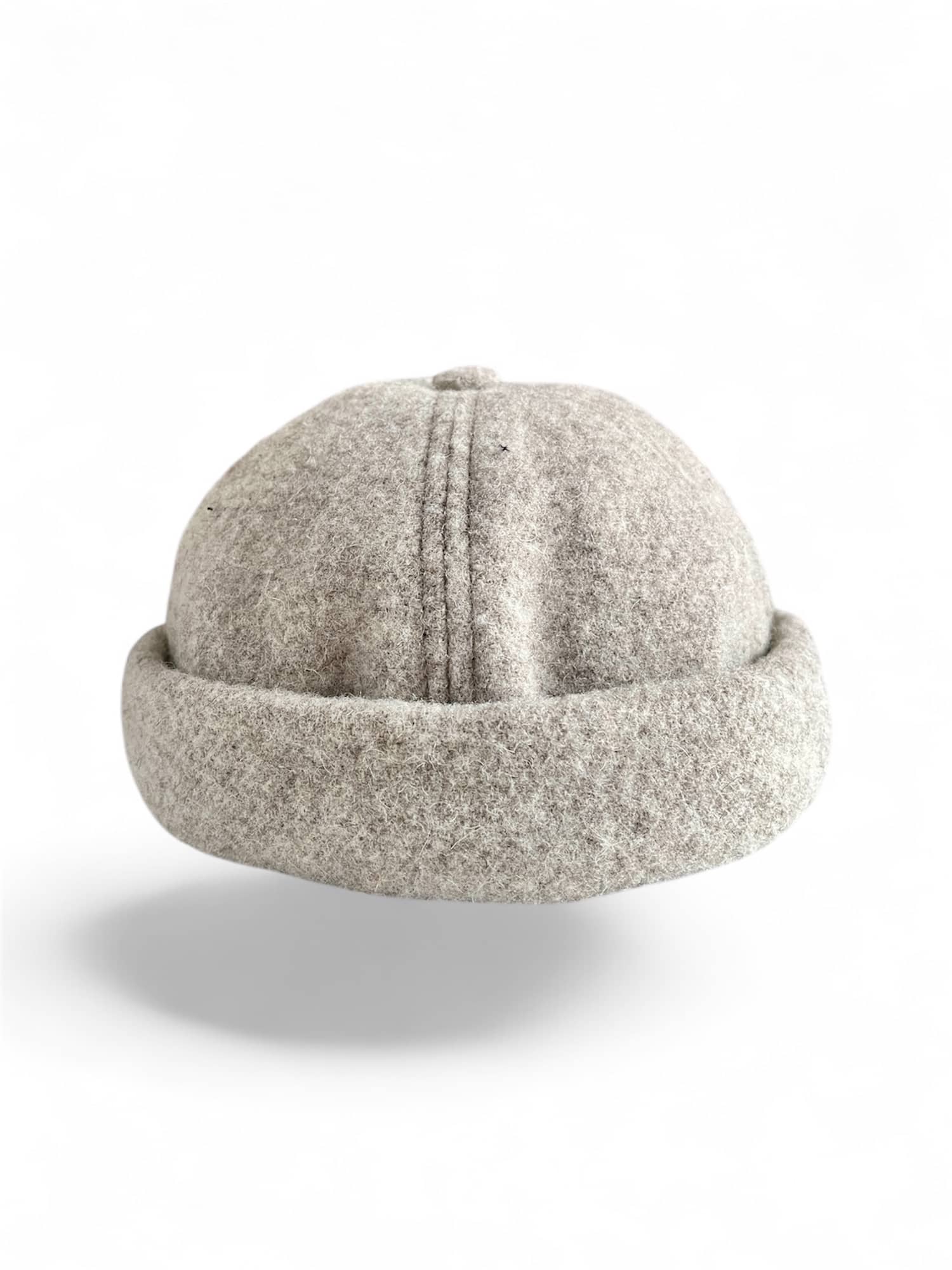 Bonnet Docker Miki d'hiver mixte, en taille unique réglable, en laine naturelle des Pyrénées gris clair, artisanat made in france.