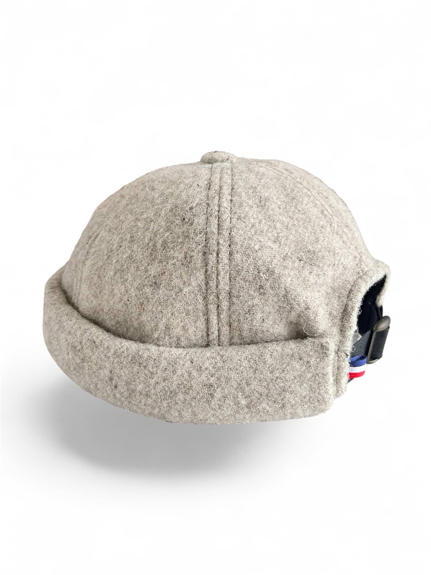 Bonnet Docker Miki d'hiver mixte, en taille unique réglable, en laine naturelle des Pyrénées gris clair, artisanat made in france.